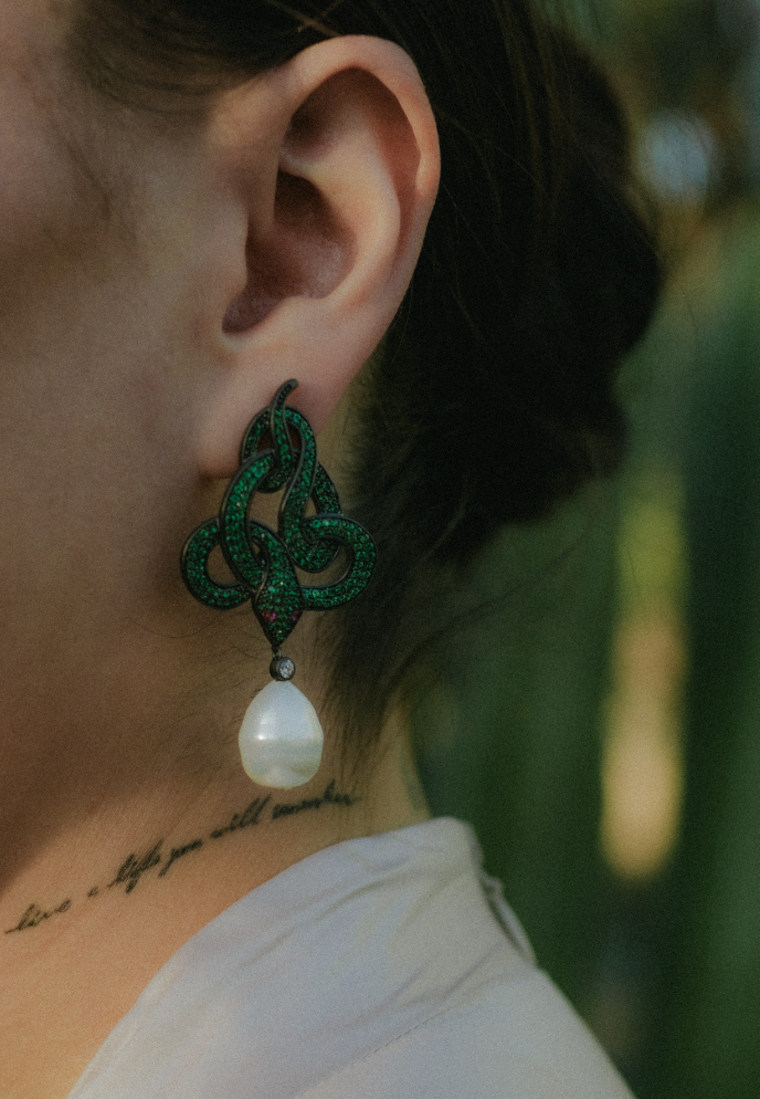 modern-glamour-snake-pearl-earrings.png