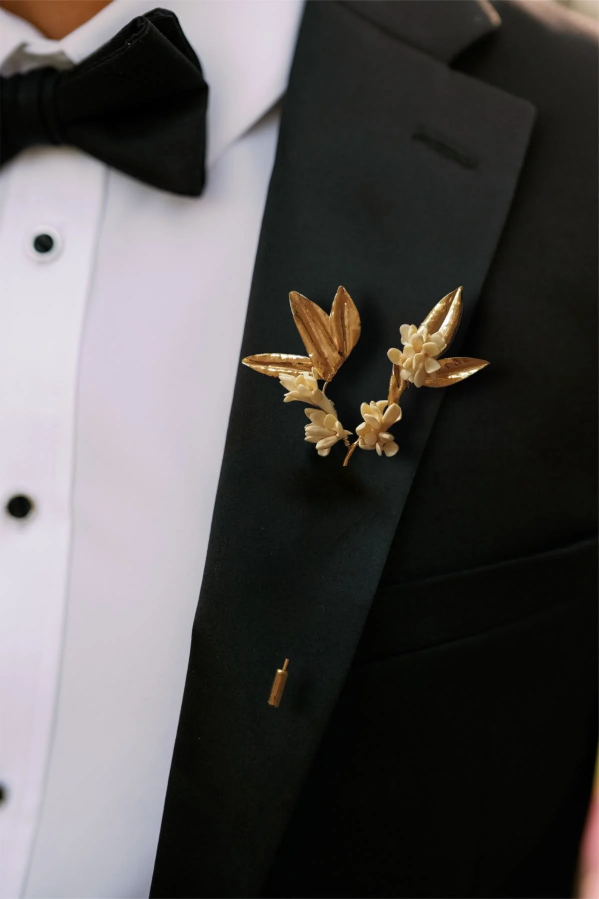 groomsmen-gold-botanical-brooch-gold-worn-maria-sarinana-jewellery-maker.jpg