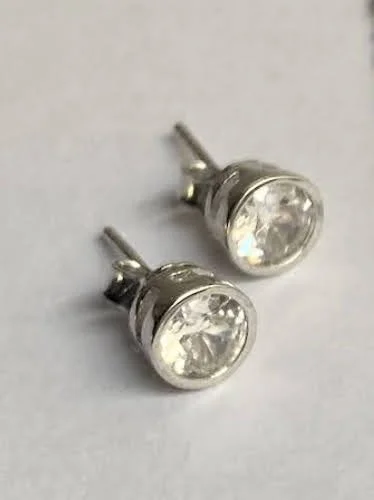 SOLITAIRE SILVER CIRCONIA EARRINGS MARIA SARINANA.jpg