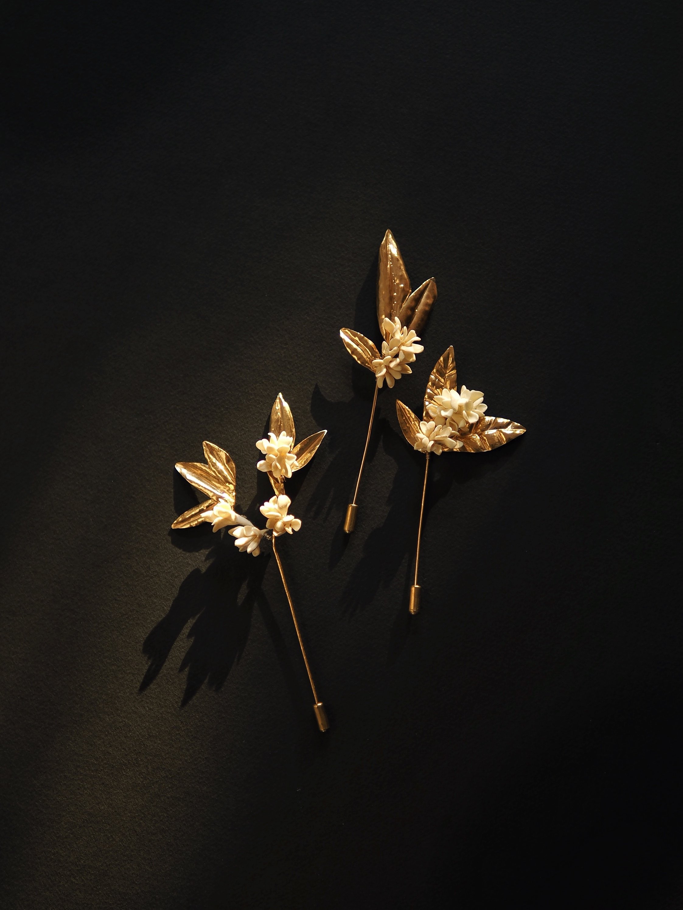 wedding-brooch-groom-olive-branch-maria-sarinana.jpg