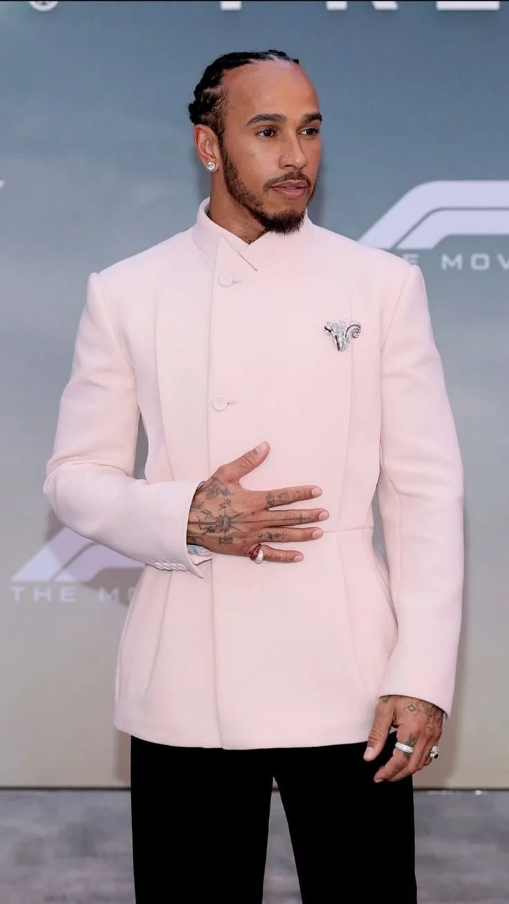 hombres con estilo usando trajes y broches en la solapa.jpeg