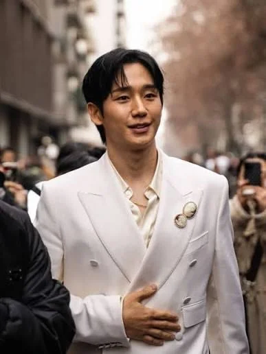 statement brooch jung hae dolce & gabbana white suit .jpeg