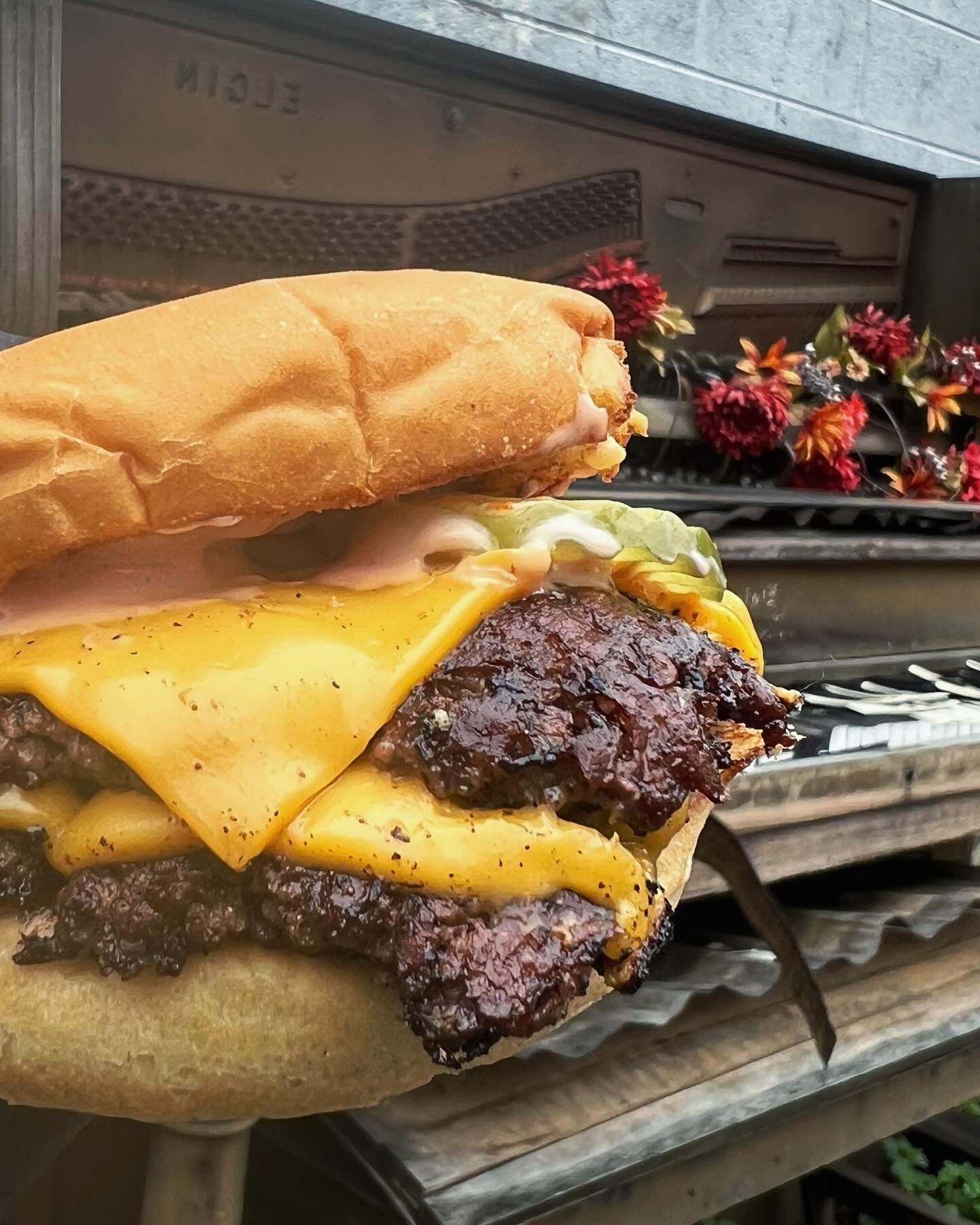 Isn&rsquo;t it lovely? 🥰 
.
.
. 
. 
#burgers #smashburger #burger #cheeseburger #nashville #nashvilleburger #nashvilleburgers #nashvillefood #nashvillefoodies #nashvilleeats #eatlocal #onionburger #grilledonionburger #oklahomaburger