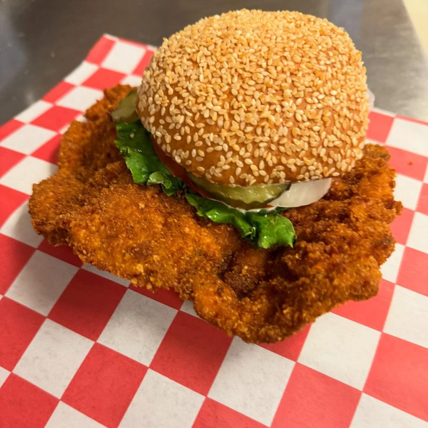 Tenderloin Tuesday &amp; Happy Hour all day long at the Bellevue location. $5 wells and BOGO beers all day long. 🍻🍔🐷
.
.
.
.
#burgers #smashburger #burger #cheeseburger #nashville #nashvilleburger #nashvilleburgers #nashvillefood #nashvillefoodies