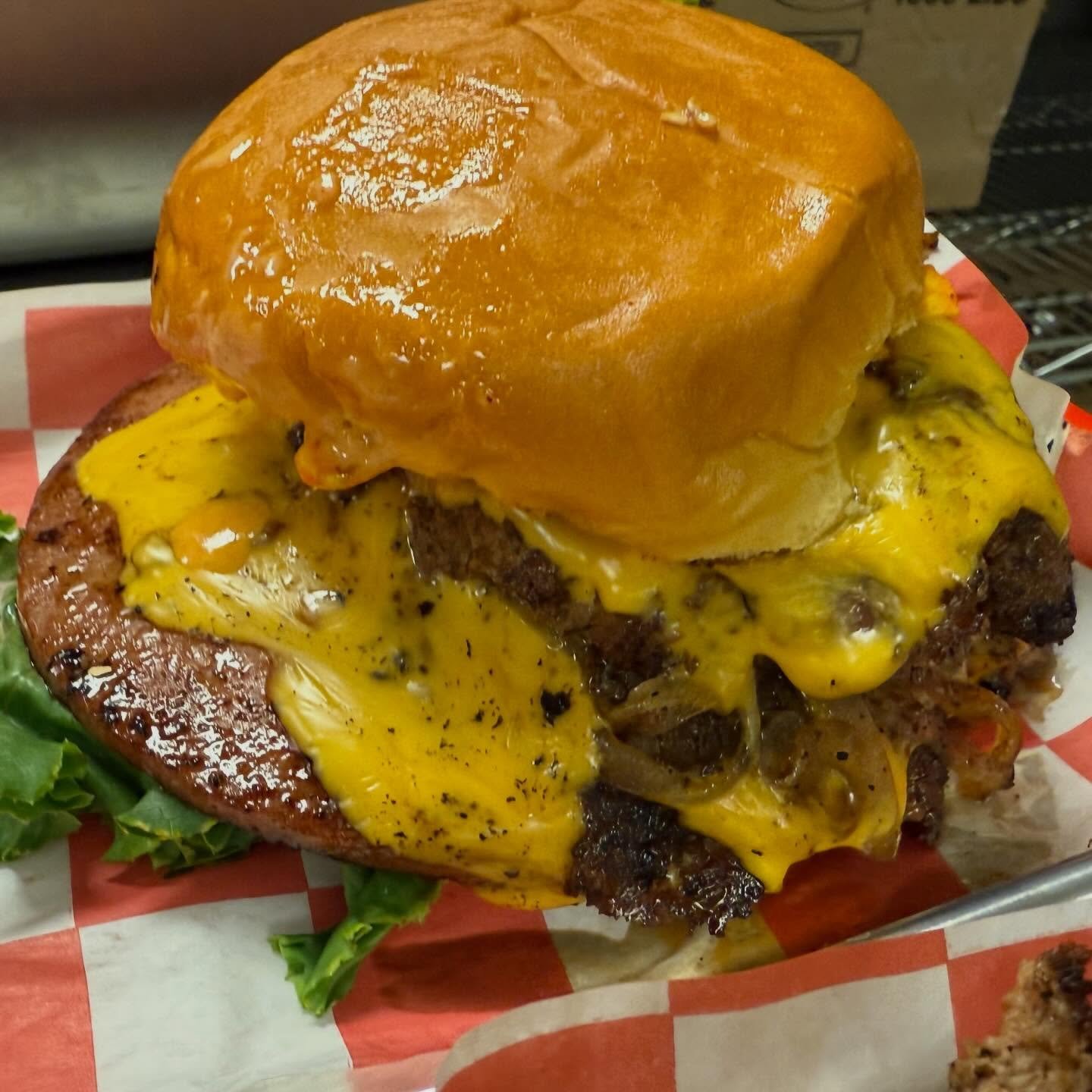The Hillbilly Jim combines the best of both worlds. Fried bologna sammie &amp; a cheese burger deluxe. 🐷🍔😍
.
.
.
.
#burgers #smashburger #burger #cheeseburger #eatlocal
