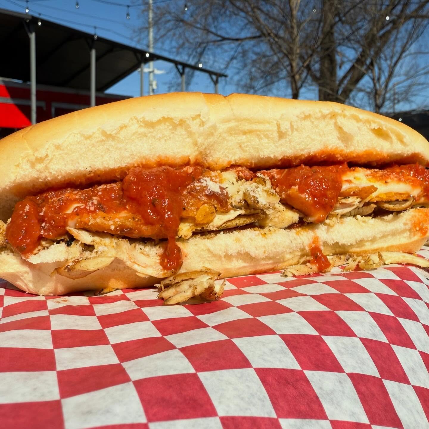 Balboa Jones - oven roasted chicken breast, fried mozzarella, pepperoni, marinara sauce, parmesan cheese 🐓🥊
.
.
.
.
#nashvilleburger #nashvillefood #nashvillefoodies #nashvilleeats #supportlocal