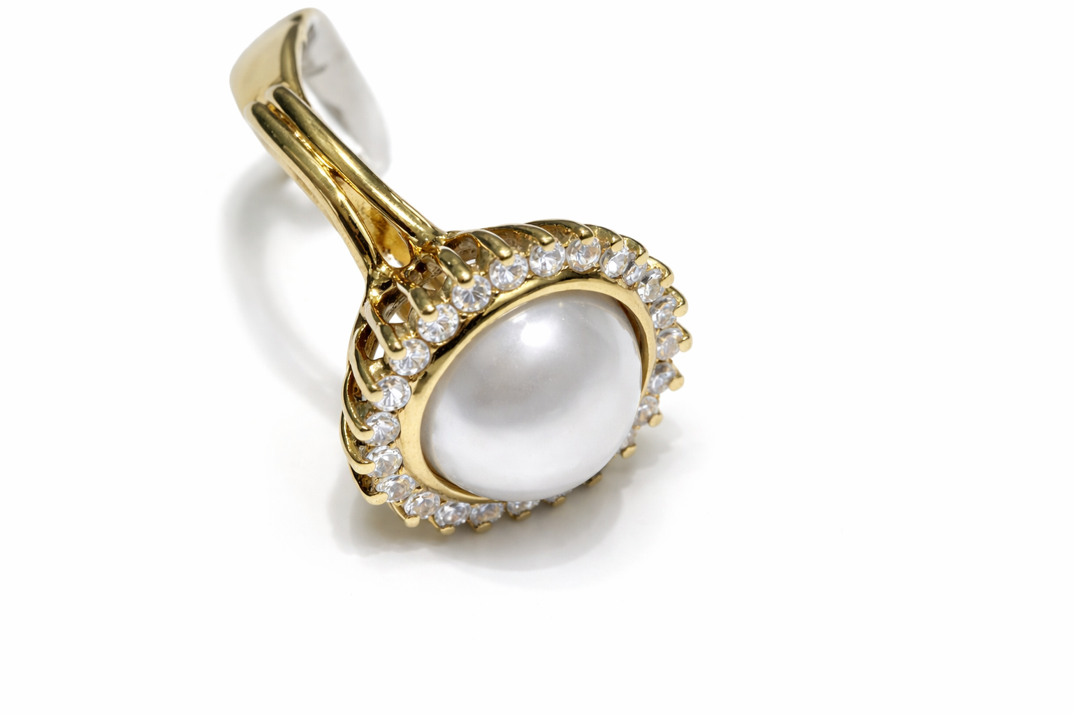 Elegant gold pearl ring with diamonds.png