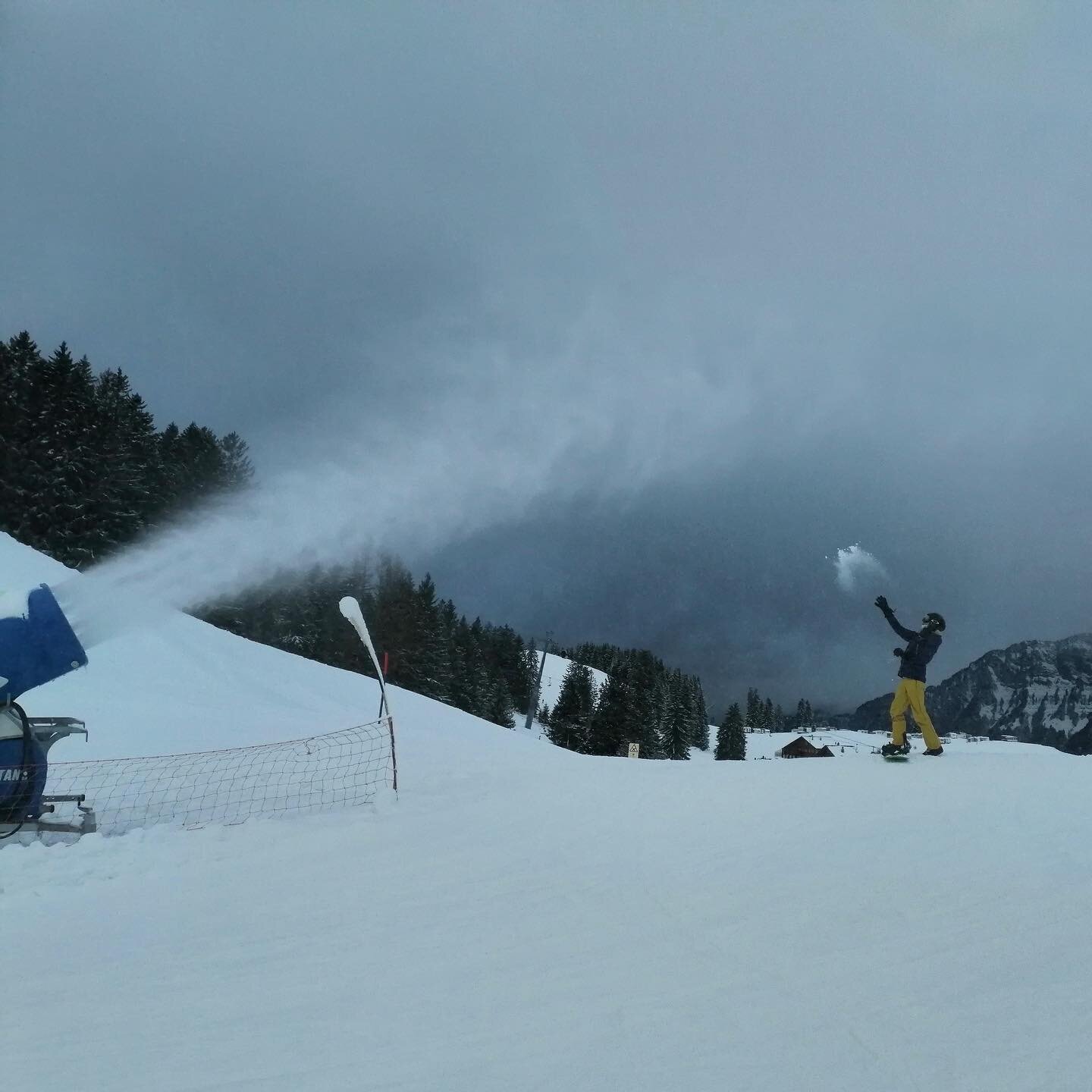 man vs machine
snow guns are amazing, artificial snow is lousy, though
i d&auml; Flumsi, Jan 2022

📸: @kola_moser