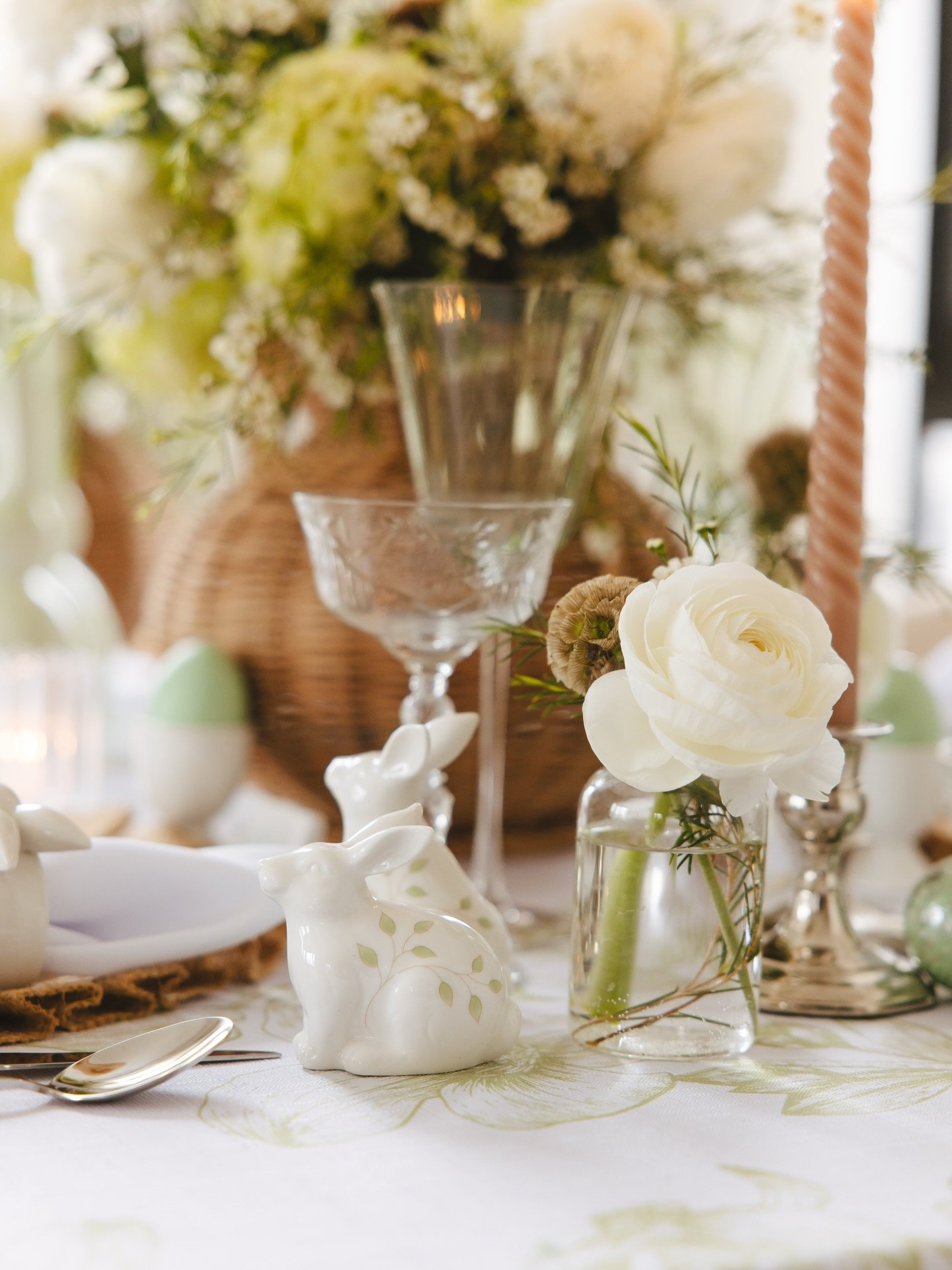 The difference is always in the details. The layering, the textures, the quiet moments that make a table feel considered.

Sharing a few elements from my Easter tablescape this year, inspired by natural textures, soft greens, and an effortless sense 