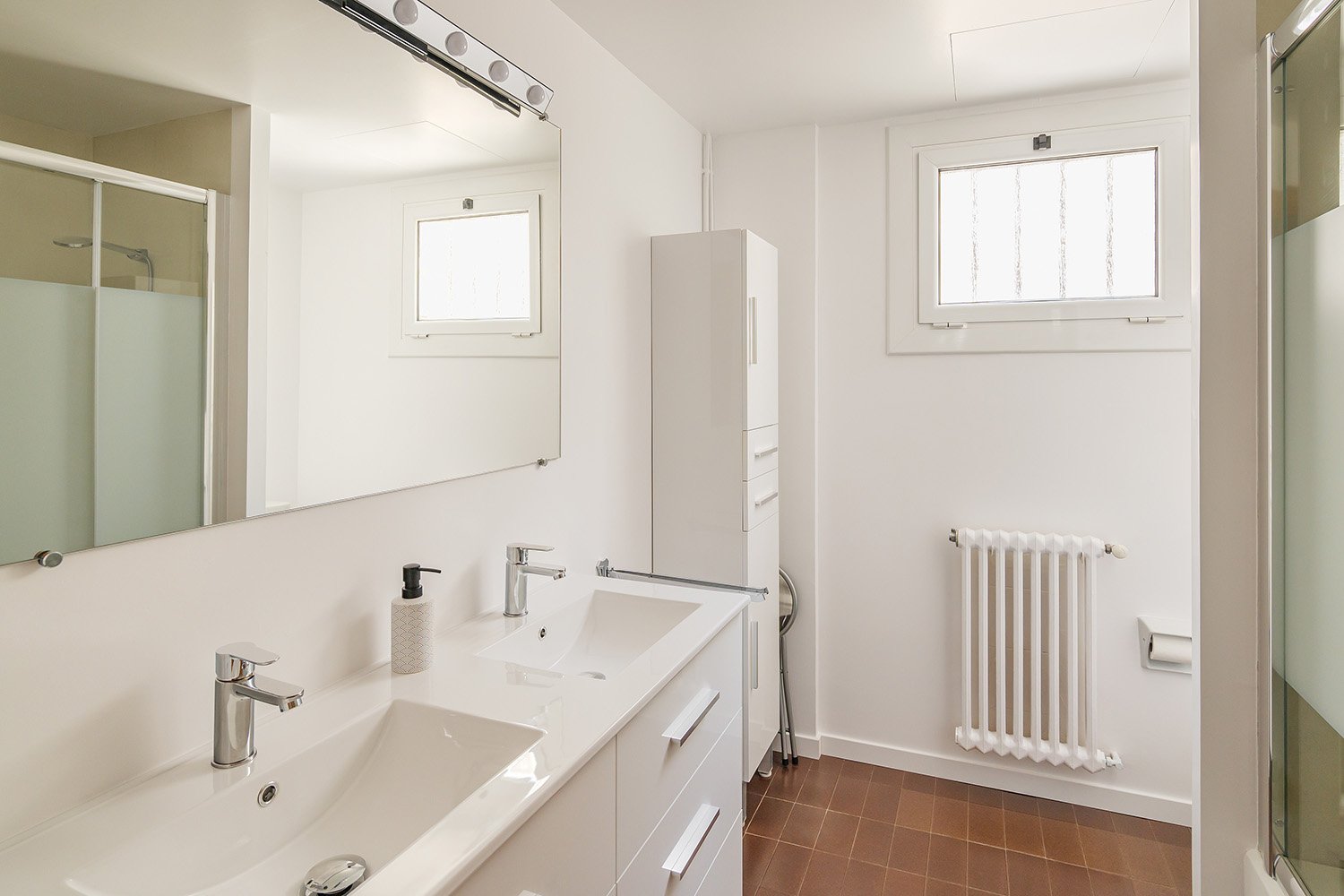 bigstock-Interior-Of-A-Modern-Bathroom--462236029 web flip.jpg