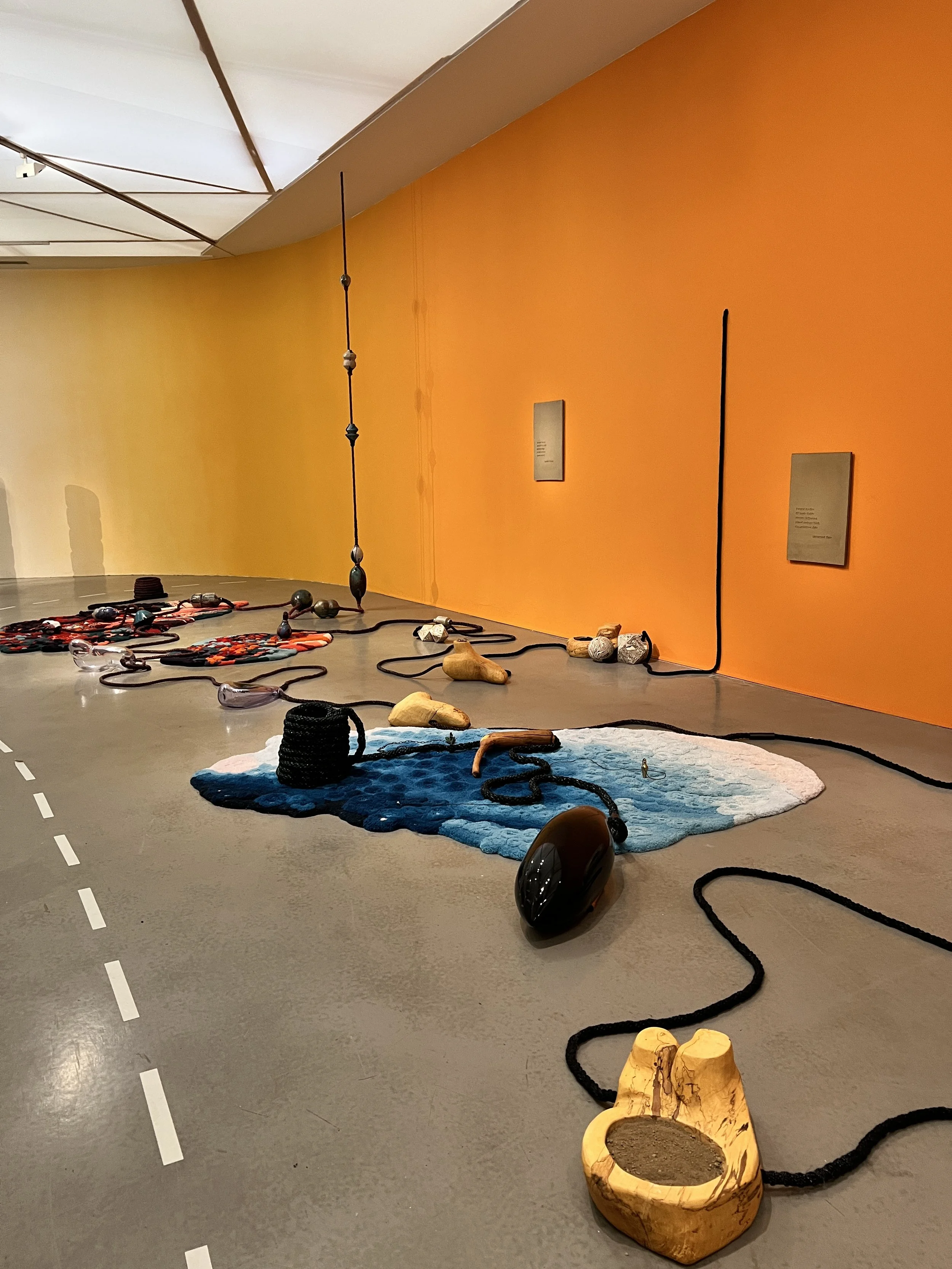 Otobong Nkanga, os Wunderkammern e uma pergunta que não sai da minha cabeça