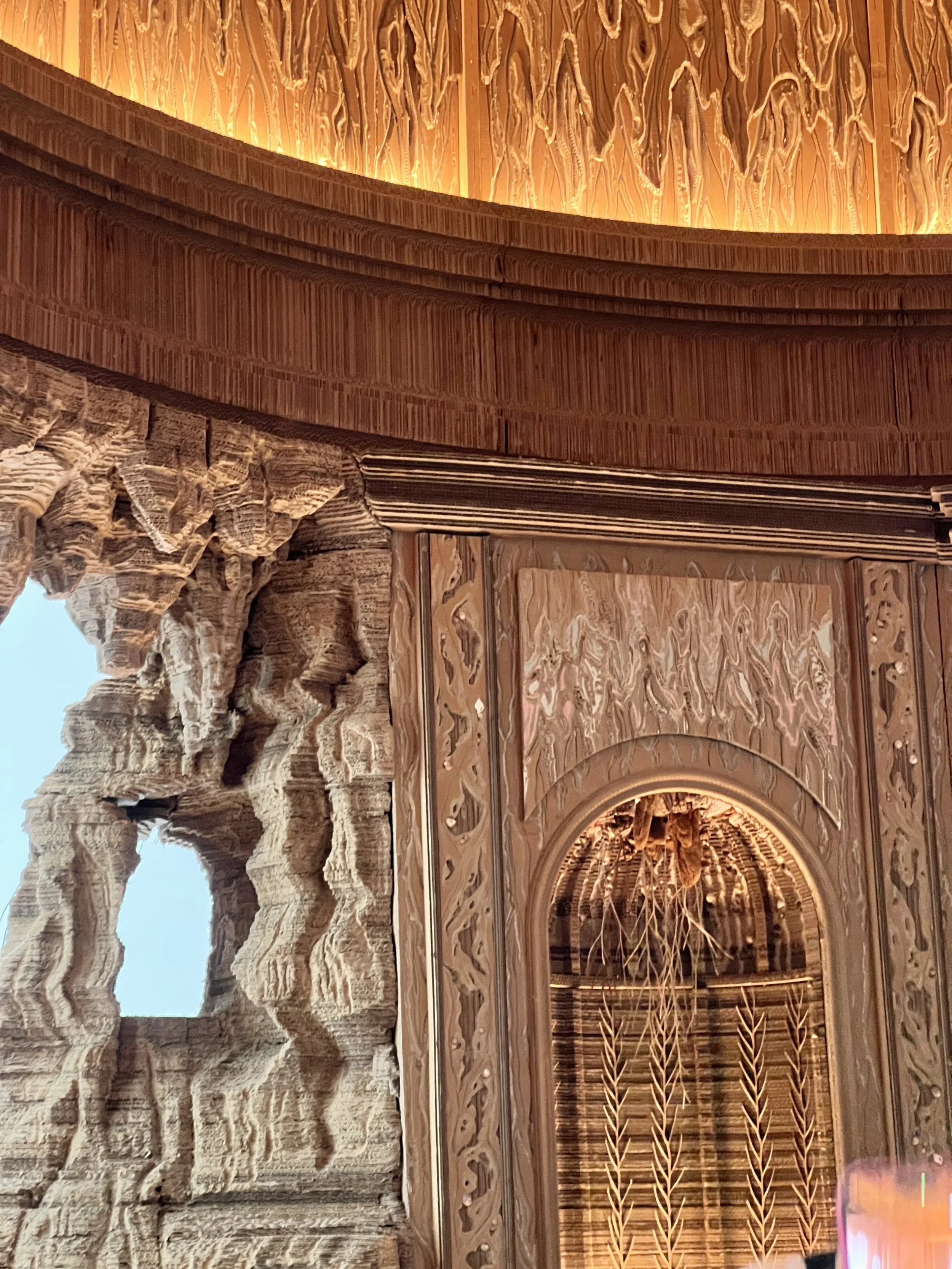 Eva Jospin transforma papelão em poesia. E o Grand Palais finalmente entendeu o recado