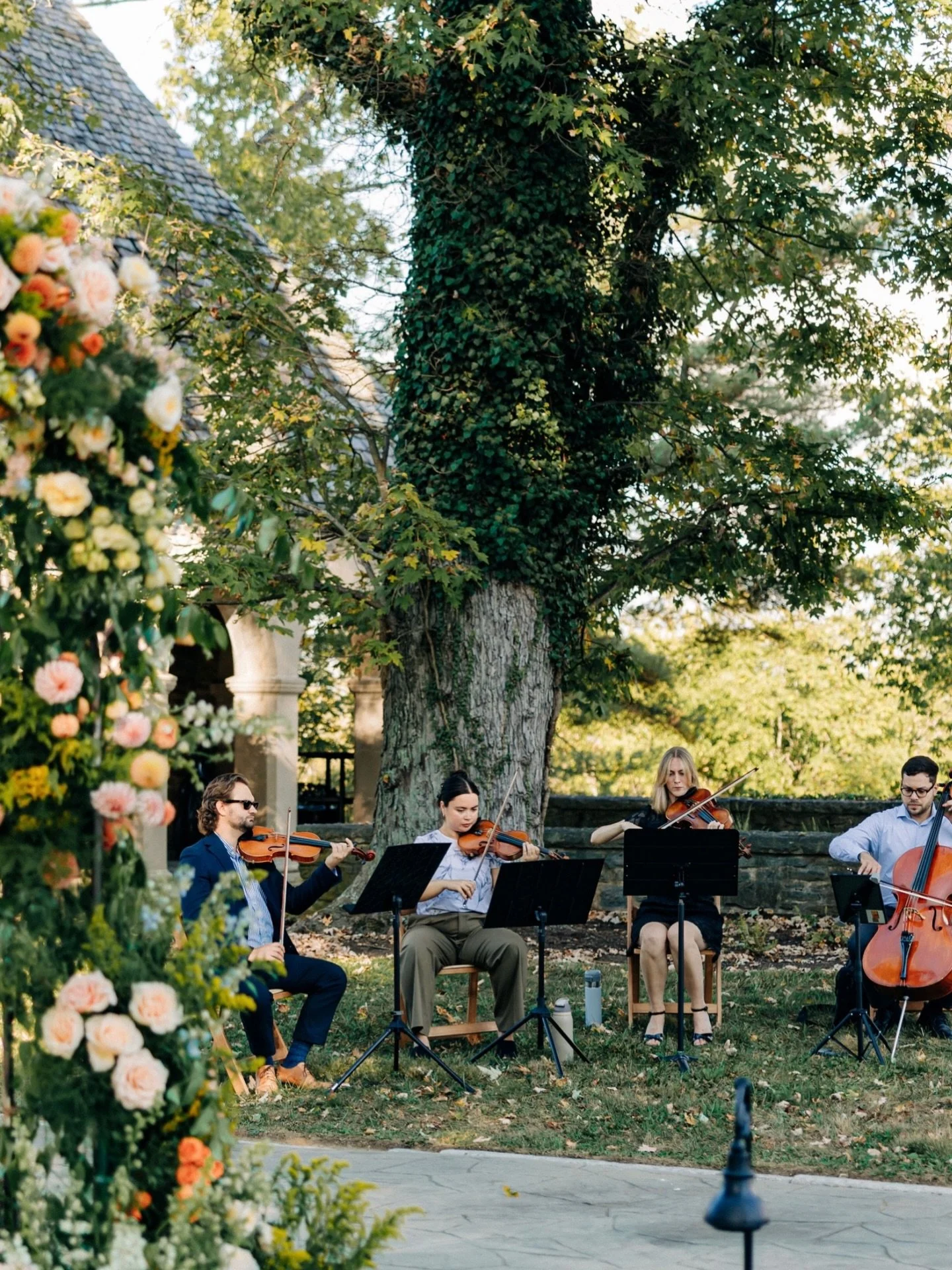 Photo by @clairemarieandco 

@i_doweddingsandevents 
@greenacresfoundation 
@floralvdesigns