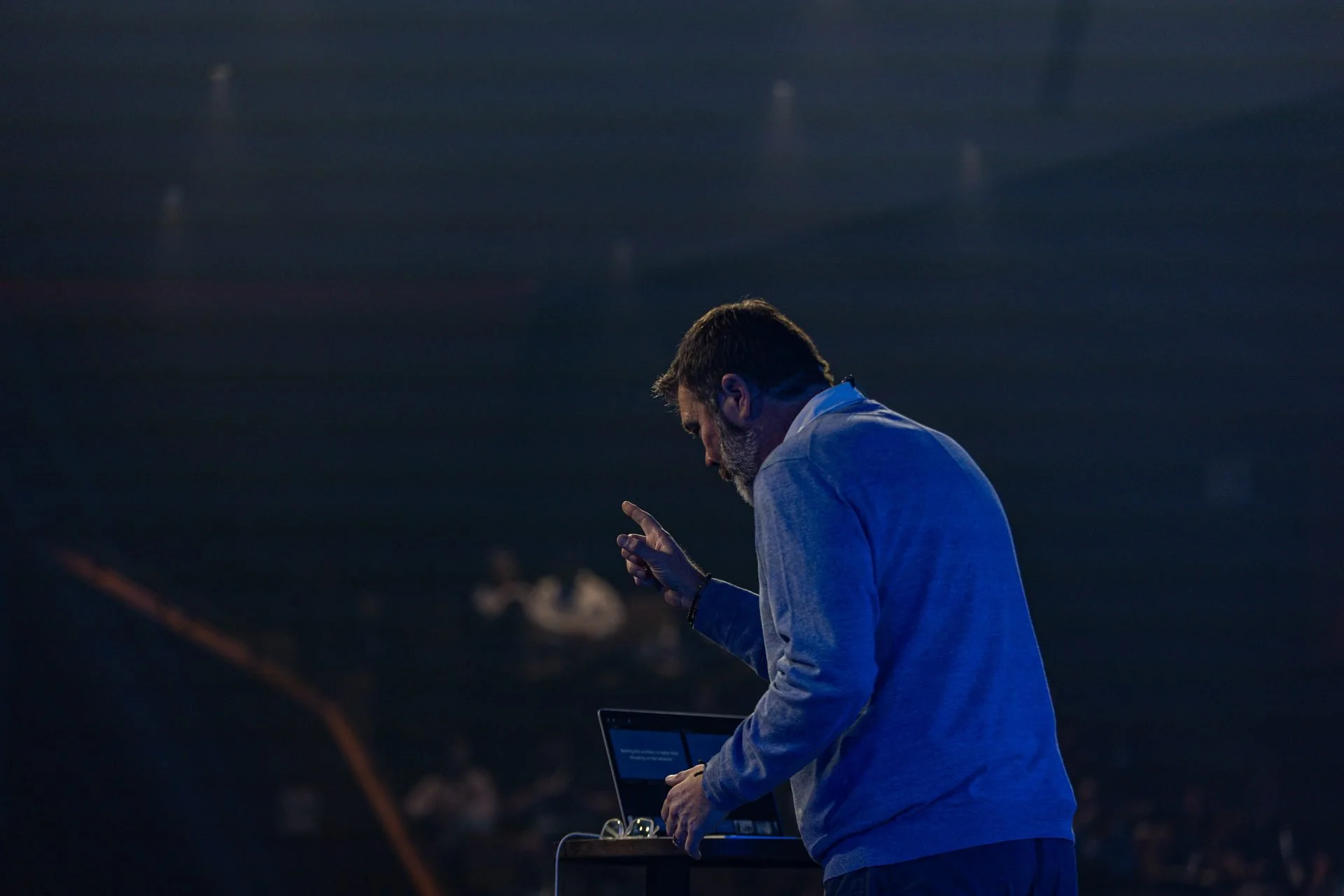conference-keynote-speaker-stage-event-photography-01.jpg