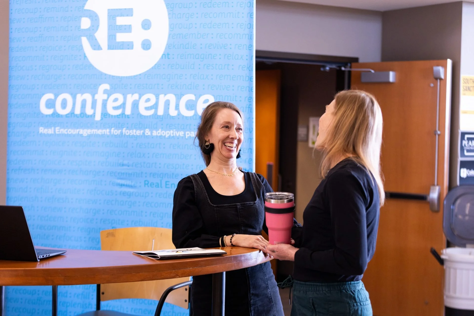 conference-attendees-branded-banner-event-photography-01.jpg