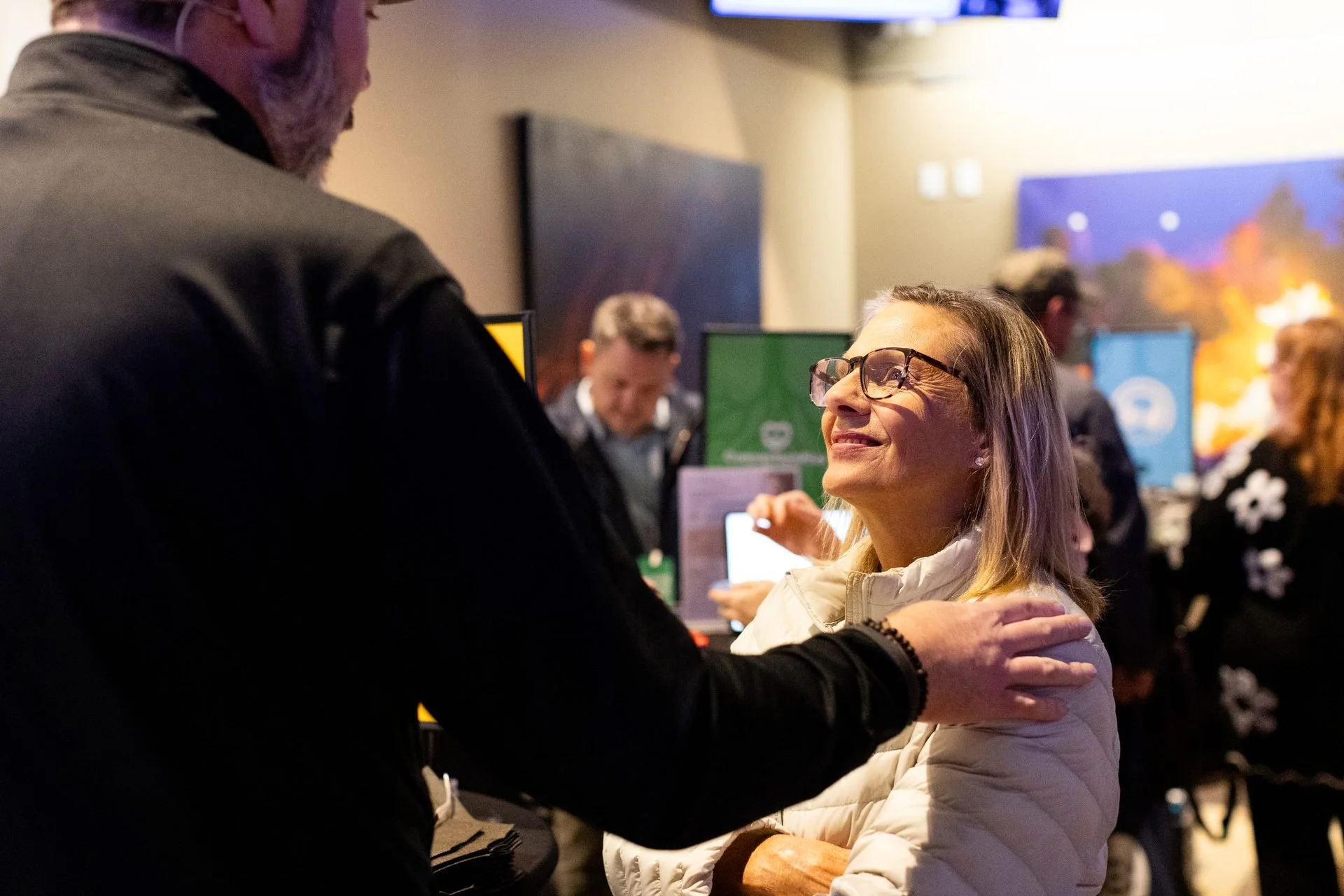 conference-encouragement-moment-candid-event-photography-01.jpg