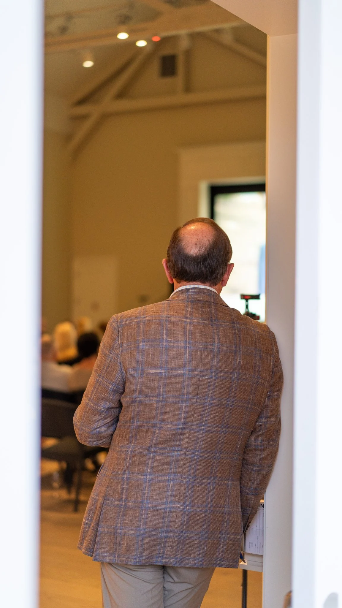 15-guest-entering-presentation-room.jpg
