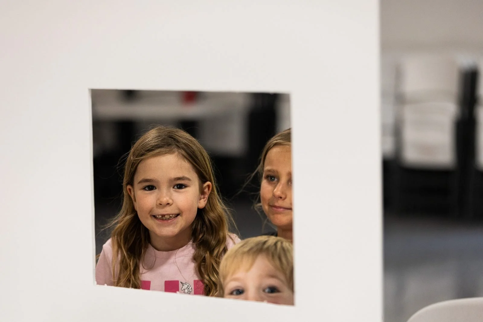 smail-family-reunion-2026-children-peeking-through-game.jpg