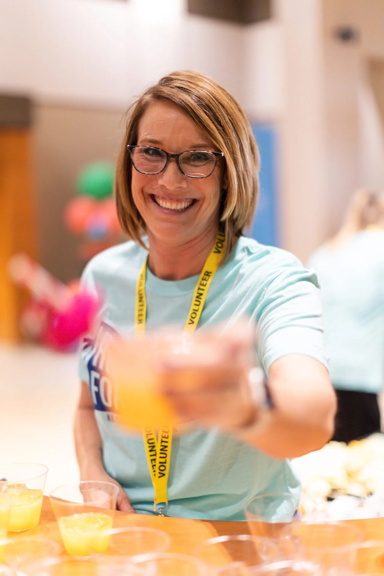 conference-volunteer-serving-drinks-event-photography-02.jpg
