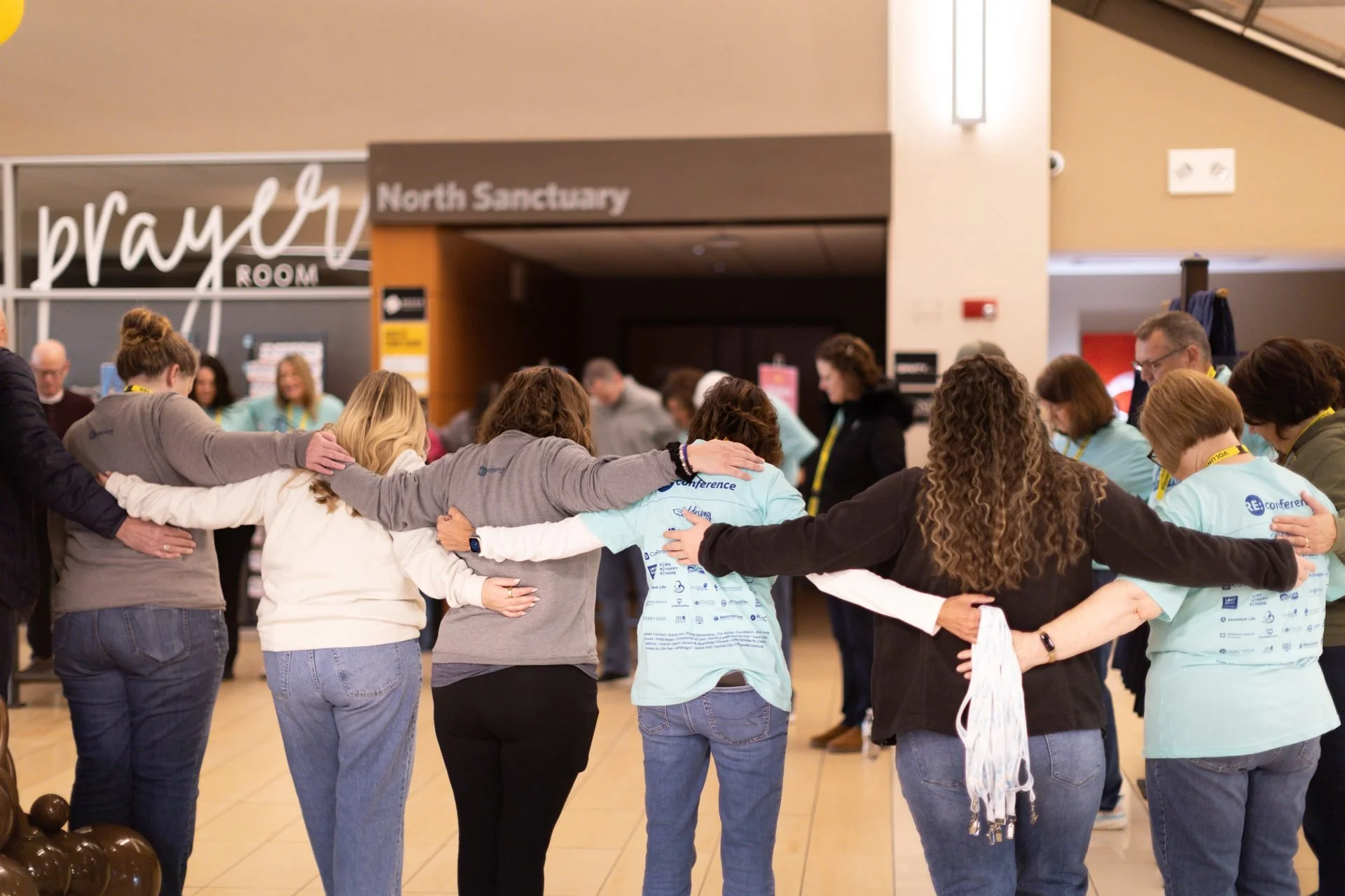 conference-team-prayer-circle-event-photography-01.jpg