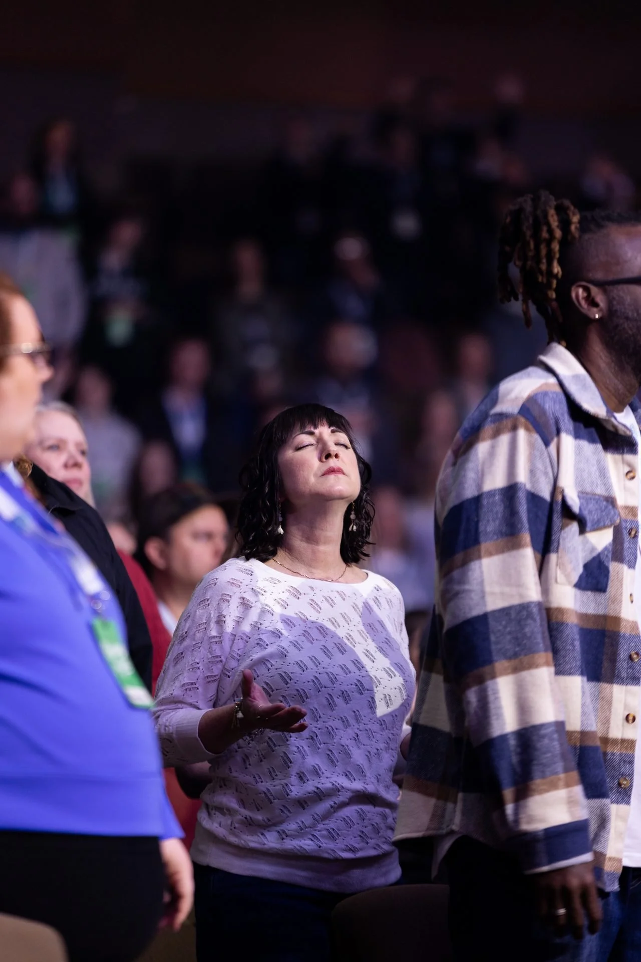 conference-worship-moment-candid-event-photography-02.jpg