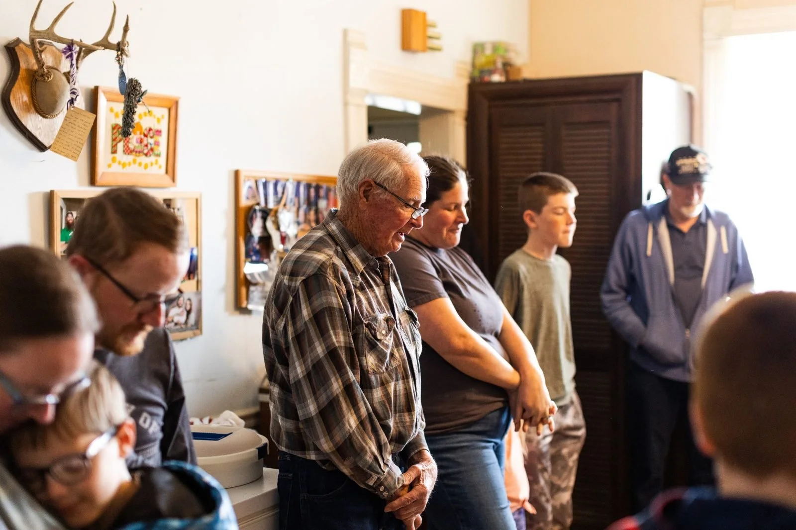 rural-missouri-family-dinner-prayer-before-meal.jpg