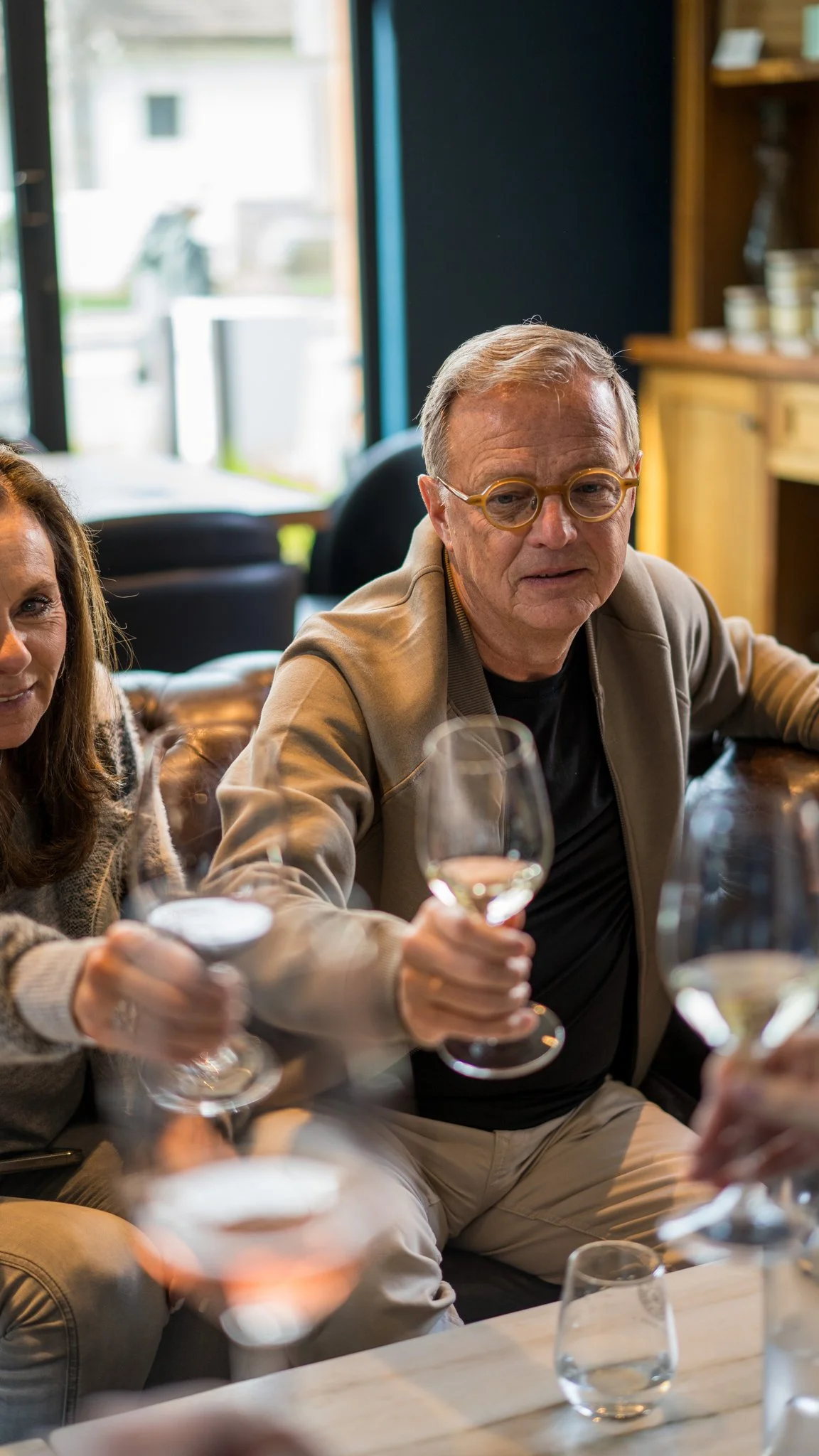 04-guests-toasting-wine-glasses.jpg