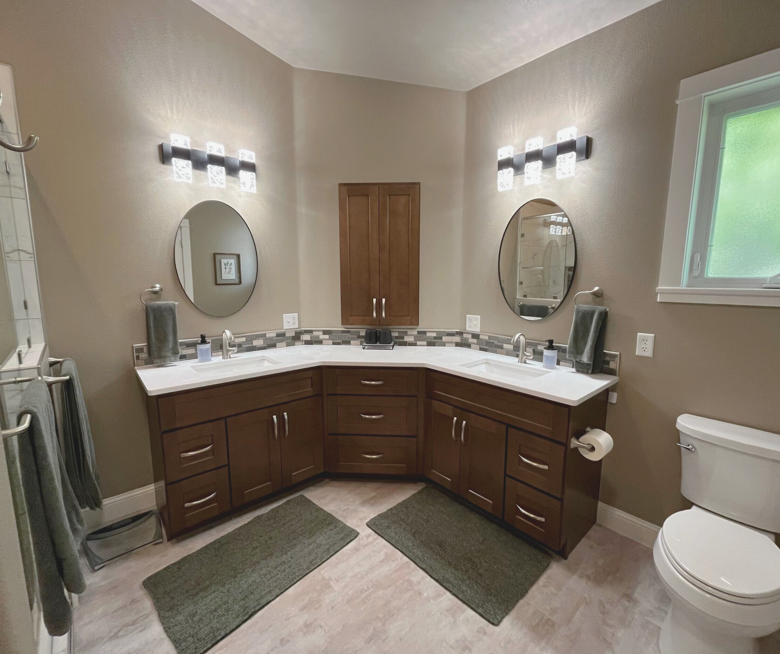 Showcase a beautiful design modern bathroom that seamlessly combines style and functionality.