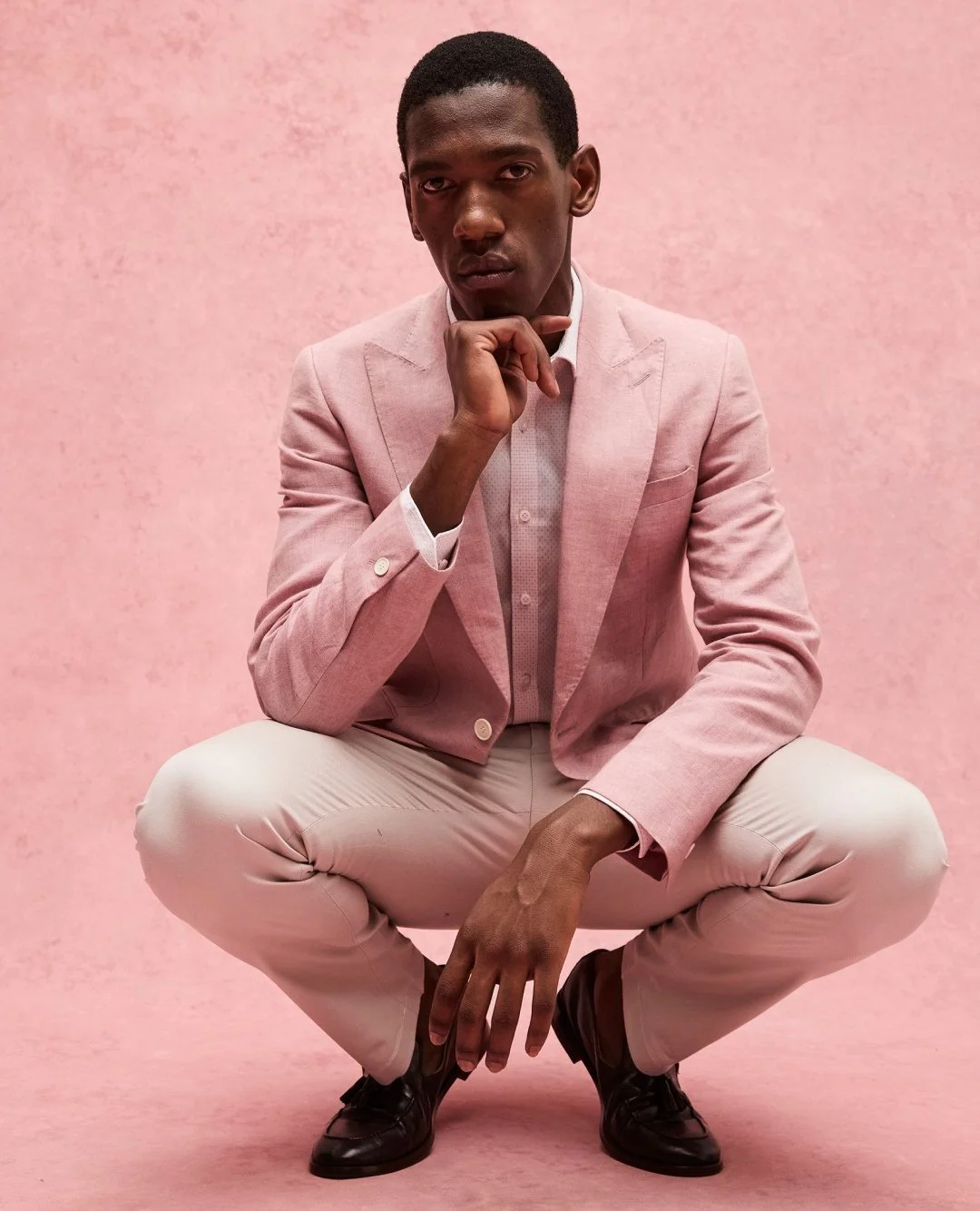 Got a daytime event coming up? We've got the perfect fit for you. ⁠
⁠
Try our pink Vedder sports jacket with a cream chino. Shop the look online, link in bio.