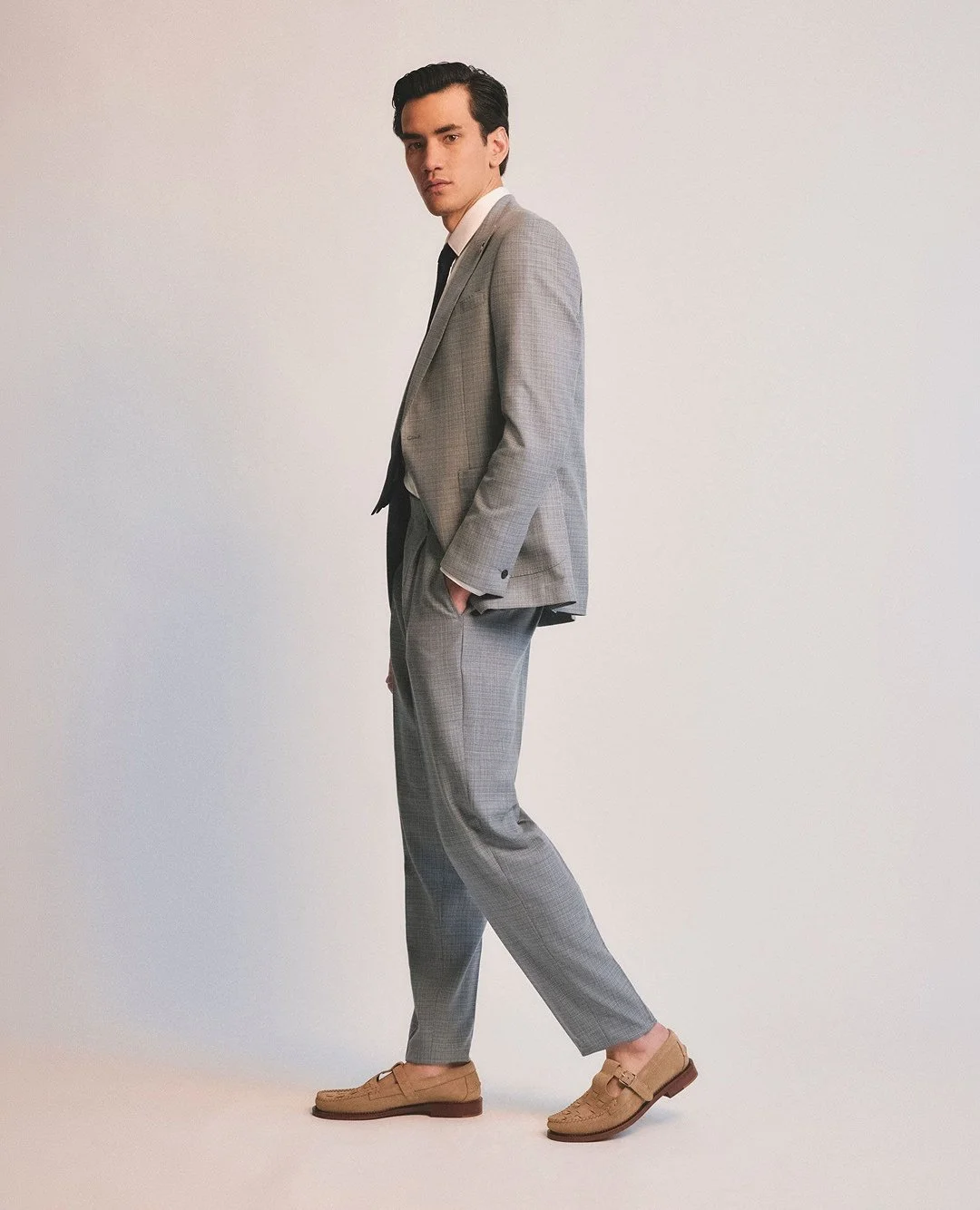 Laidback meets sharp tailoring, perfect for the weekday wardrobe. ⁠
⁠
Shop the fit, link in bio.