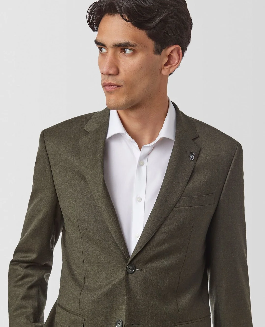 Arriving in a supremely versatile olive hue, the Ayden jacket is a stylish seasonal staple.