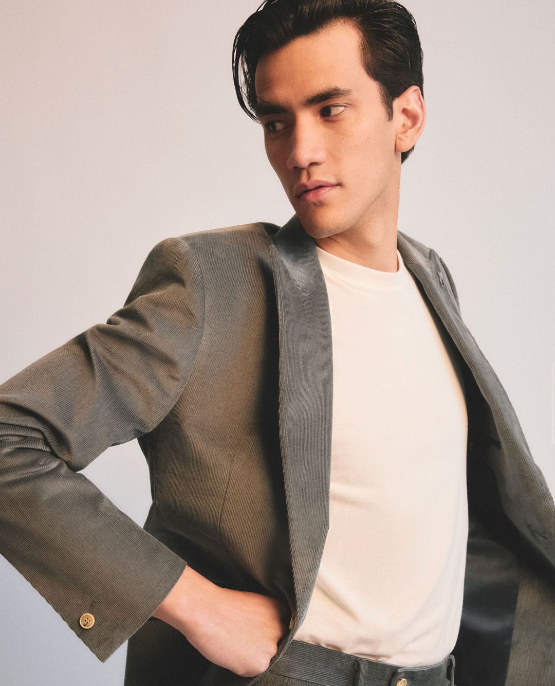 Not just a pretty face, the Vedder is versatile too. Our favourite way to style it is with a staple tee for a smart casual look. ⁠
⁠
Link in bio.