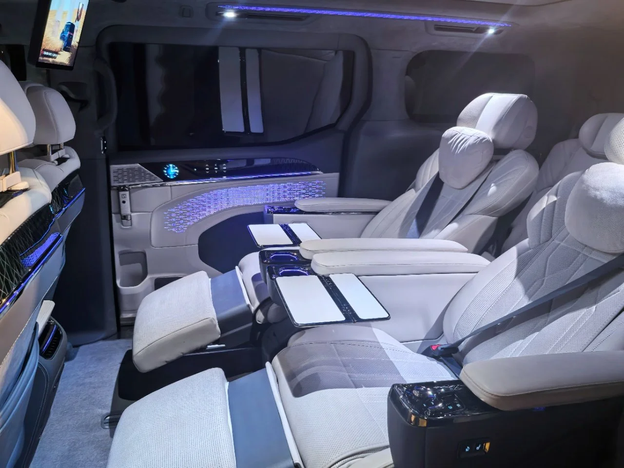 Shanghai Private Airport Transfers on Luxury Commercial Zeeker 009 (Up to 5 pax)