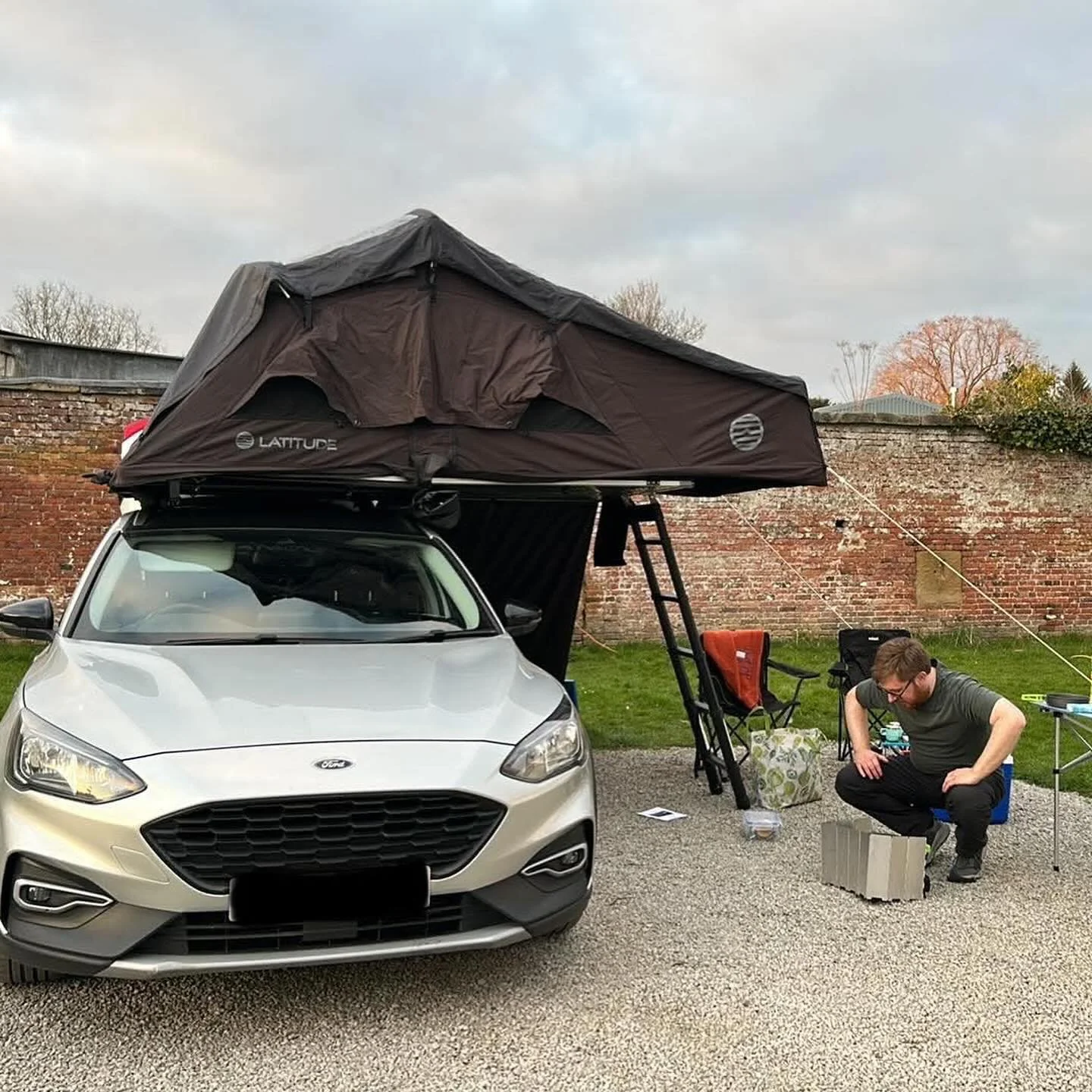 Our guests Francesca &amp; Craig headed to the Peak District 🌿🙌🏼 
Love this set-up and seeing the camping kit in use!

#rooftent #rooftentrental #rooftenthire #campinghire #camping #staycation #latitude #latitudetents #uptop #uptoptents #campingse