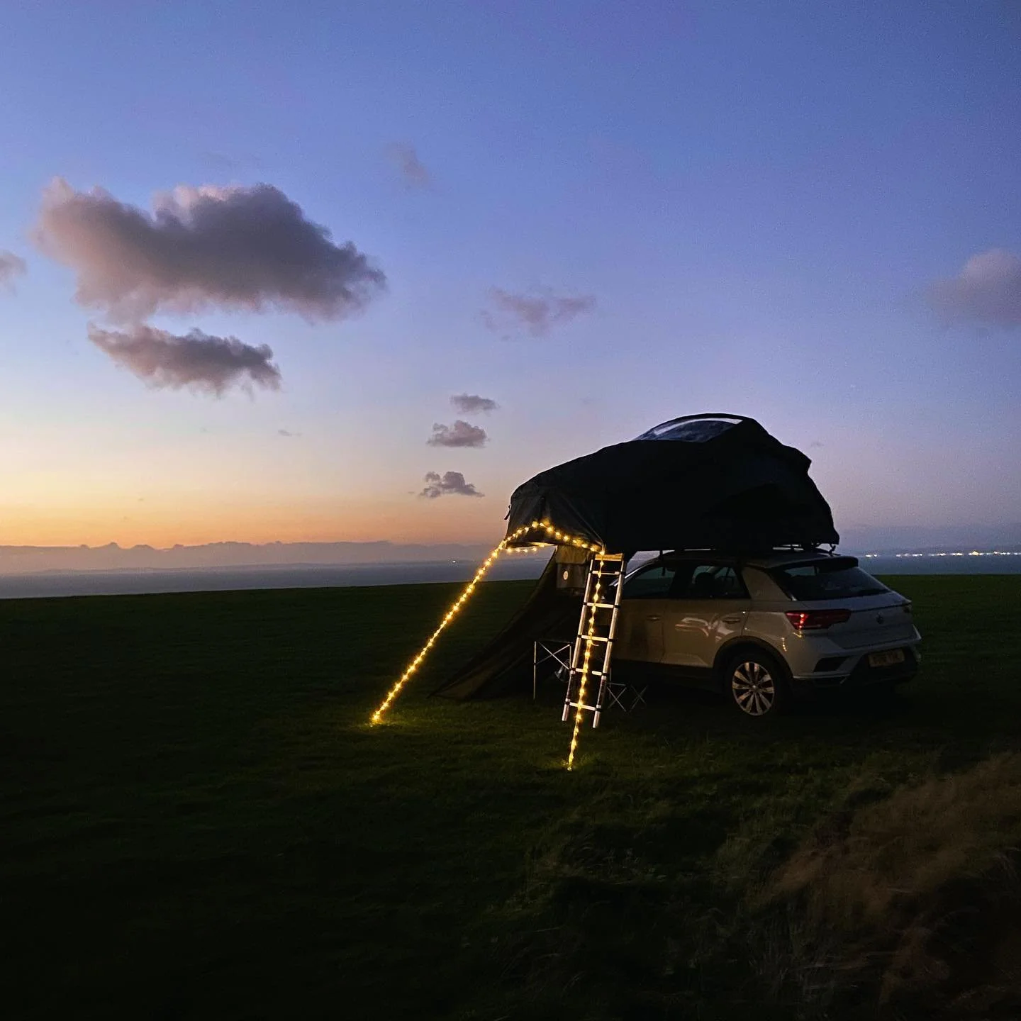 A moment for this unbelievable camping spot @southdeancamping_northdevon 🌅 

#camping #rooftentcamping #rooftent #rooftenthire #rooftentrental #latitudetents #latitude #septembercamping #northdevon