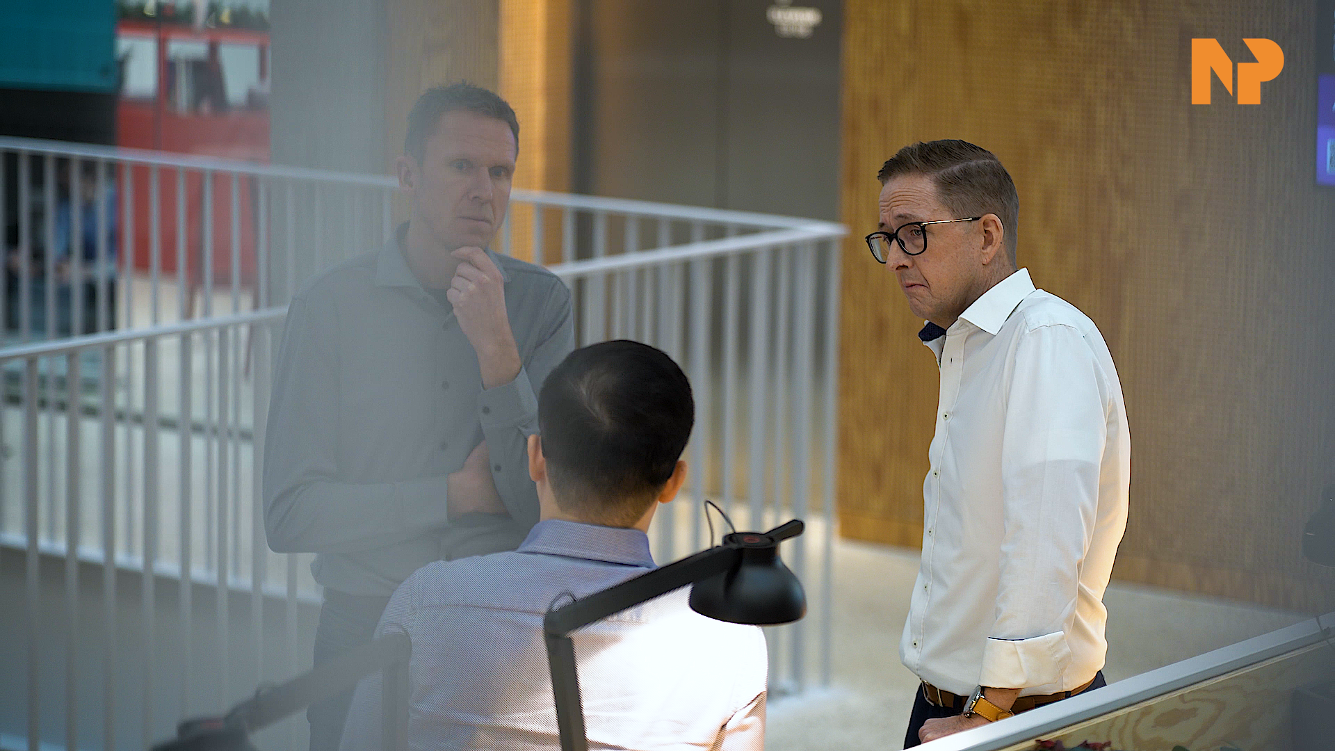 Bjerge med sne, sollys på toppe, klar himmel.