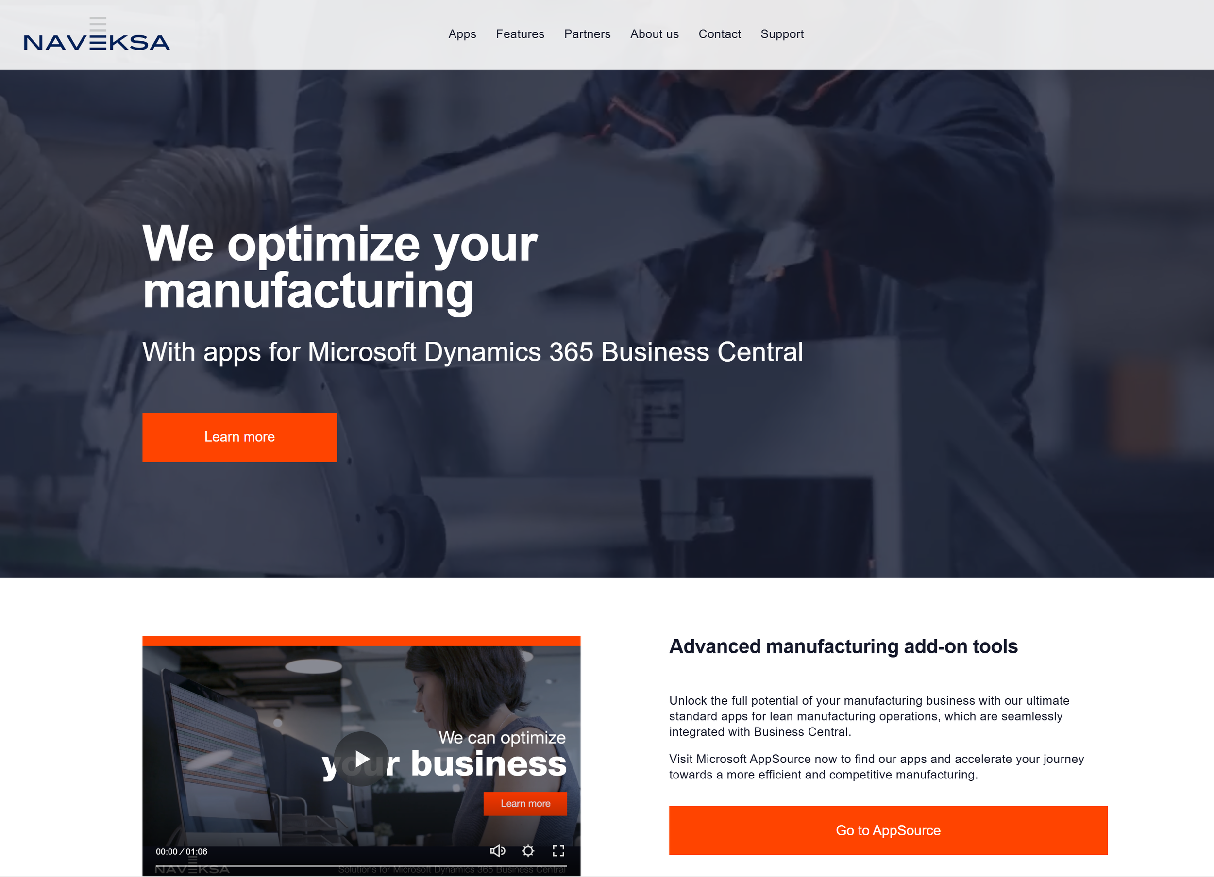 Hjemmeside for NAVEKSA med fokus på optimering af produktion via apps til Microsoft Dynamics 365 Business Central. Billedet viser en person, der arbejder med produktionsudstyr.
