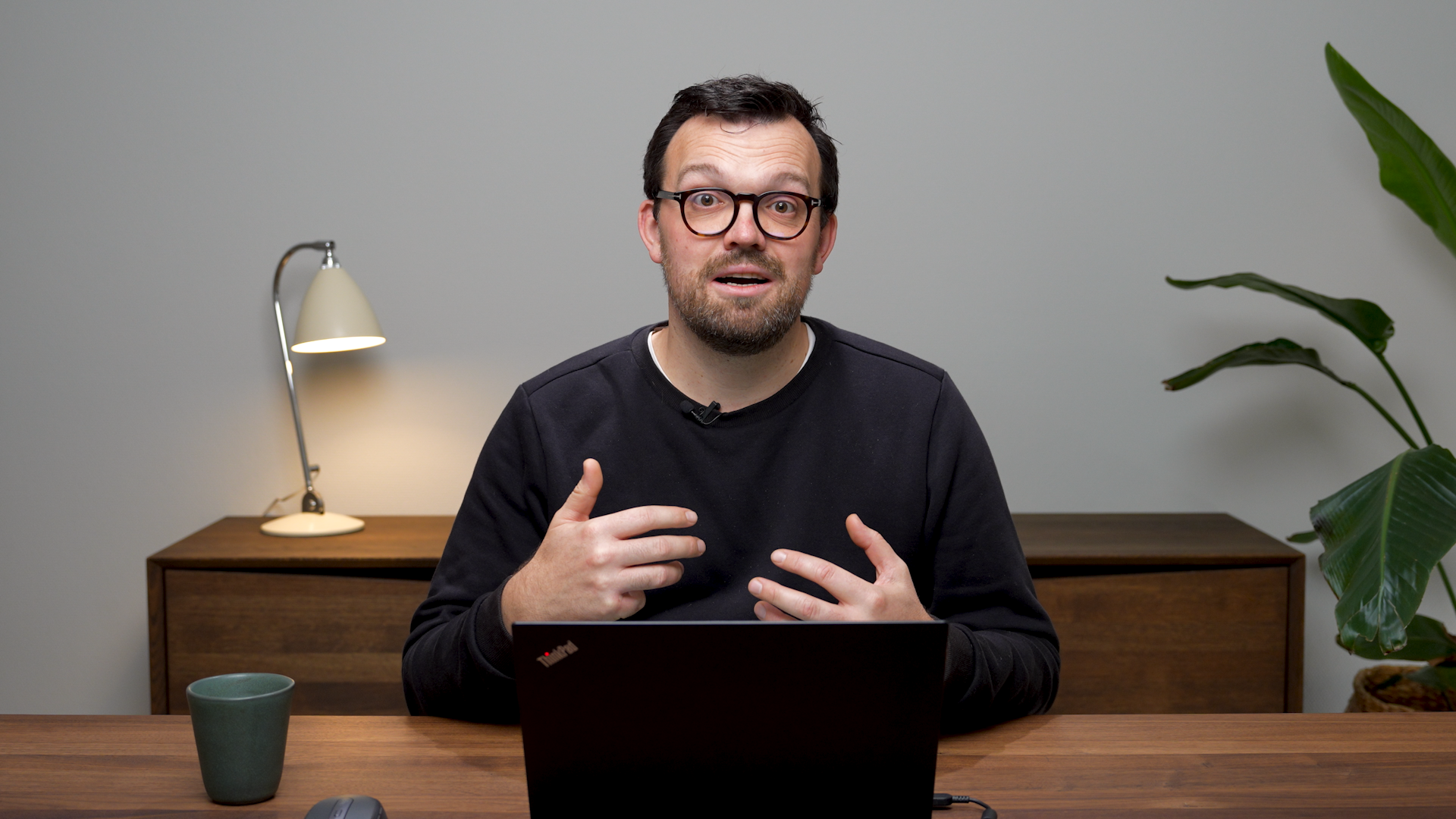 Bjergrig natur med varme kilder, gamle lavamoræder, sne og is i baggrunden under en overvejende overskyet himmel.