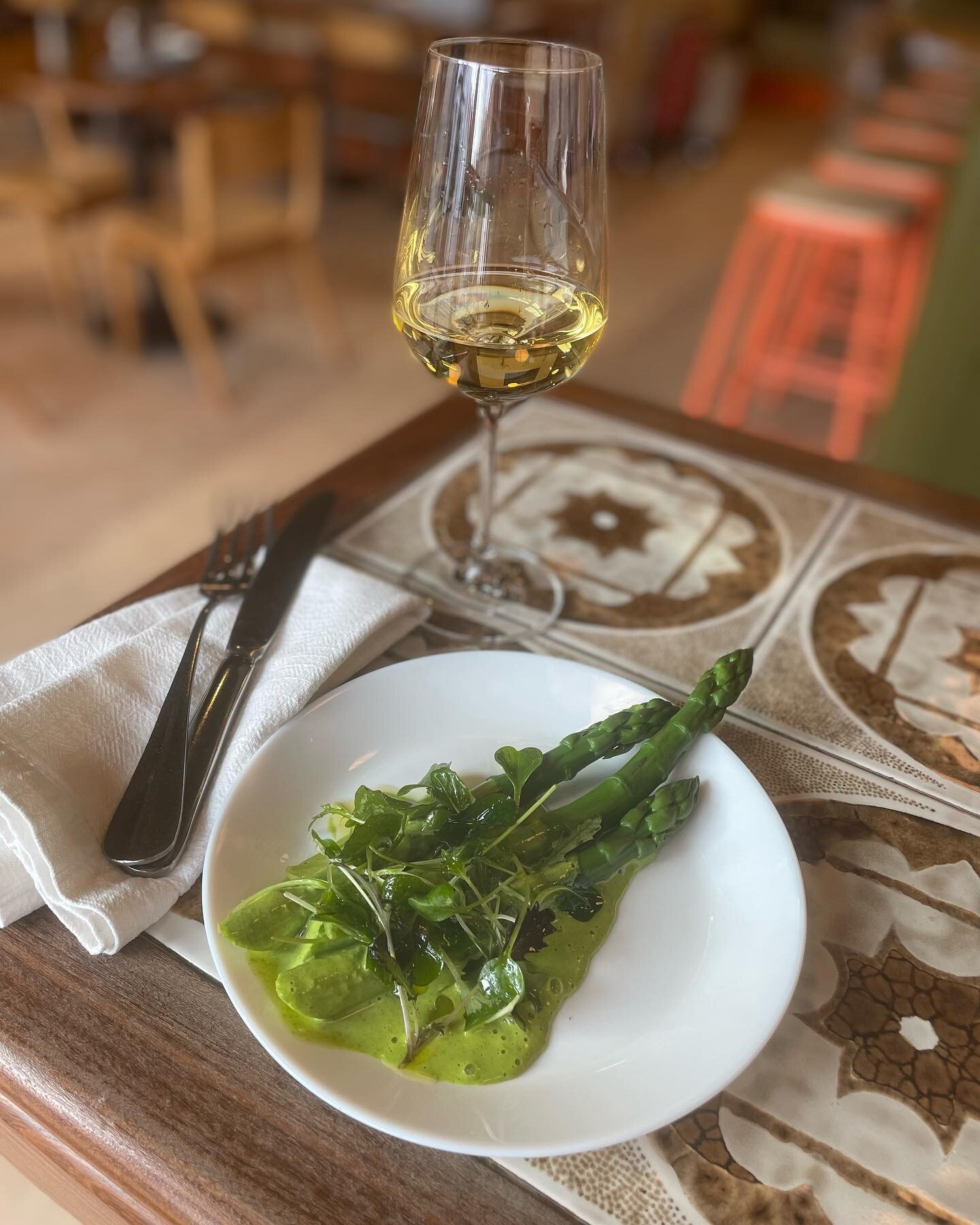 Tell me it&rsquo;s spring equinox without telling me it&rsquo;s spring equinox&hellip; so thrilled to finally welcome the asparagus season, looking forward to eating lots of this over the next few weeks! Served here with chive Hollandaise and a crisp