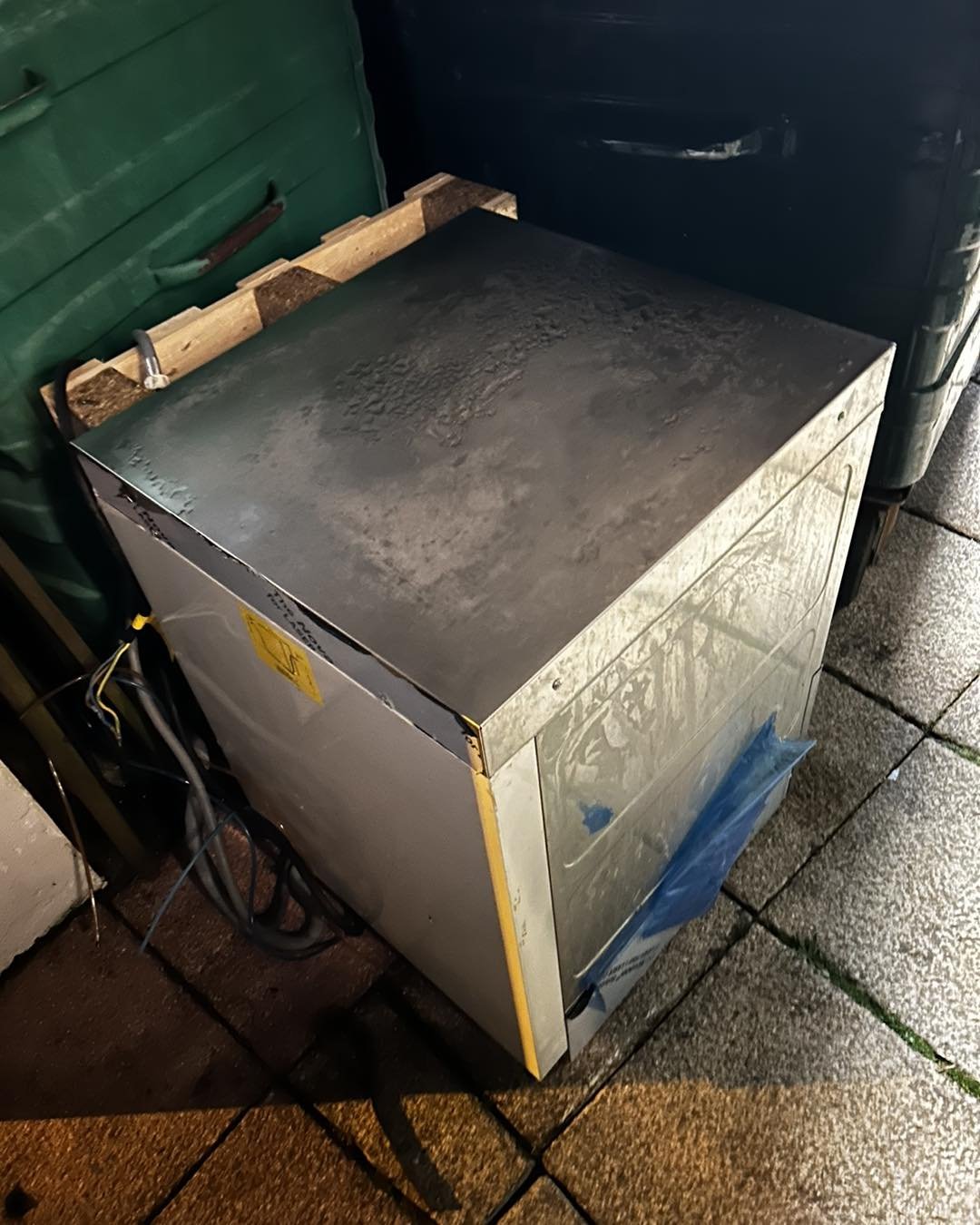 Does anyone know any scrap people? 

Just outside the restaurant if anyone wants it. 

Bye bye old glass washer of 9 years - thank you for your service! Cheers 🍻🥂🍻🥂🍻