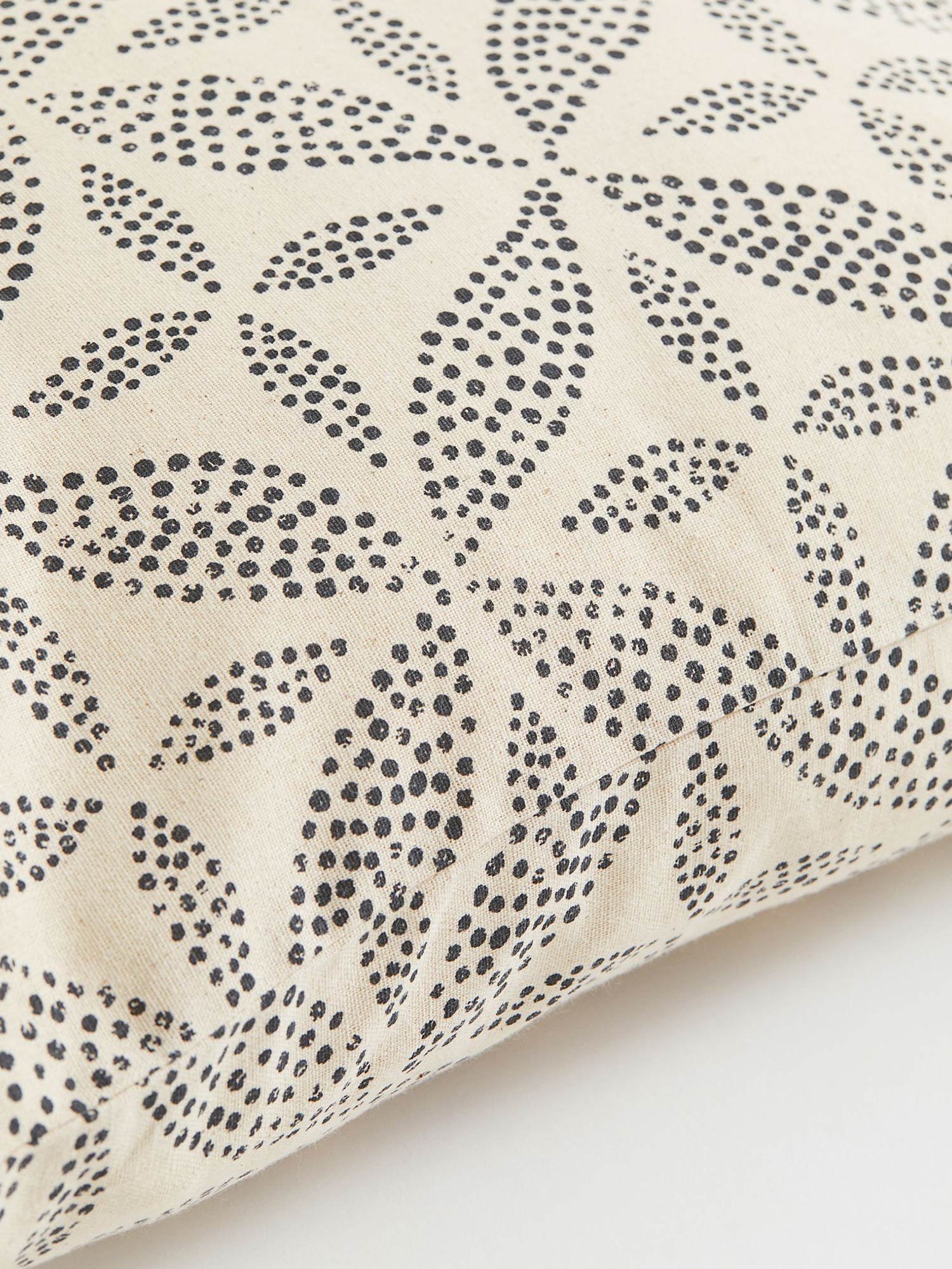 emilie_lindqvist_print_design_cushion_dots.jpg