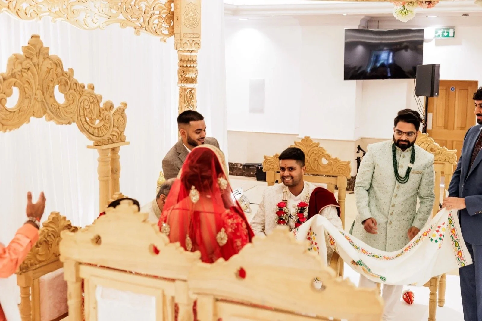 niki-hamesh-hindu-wedding-oshwal-potters-bar-32.jpg