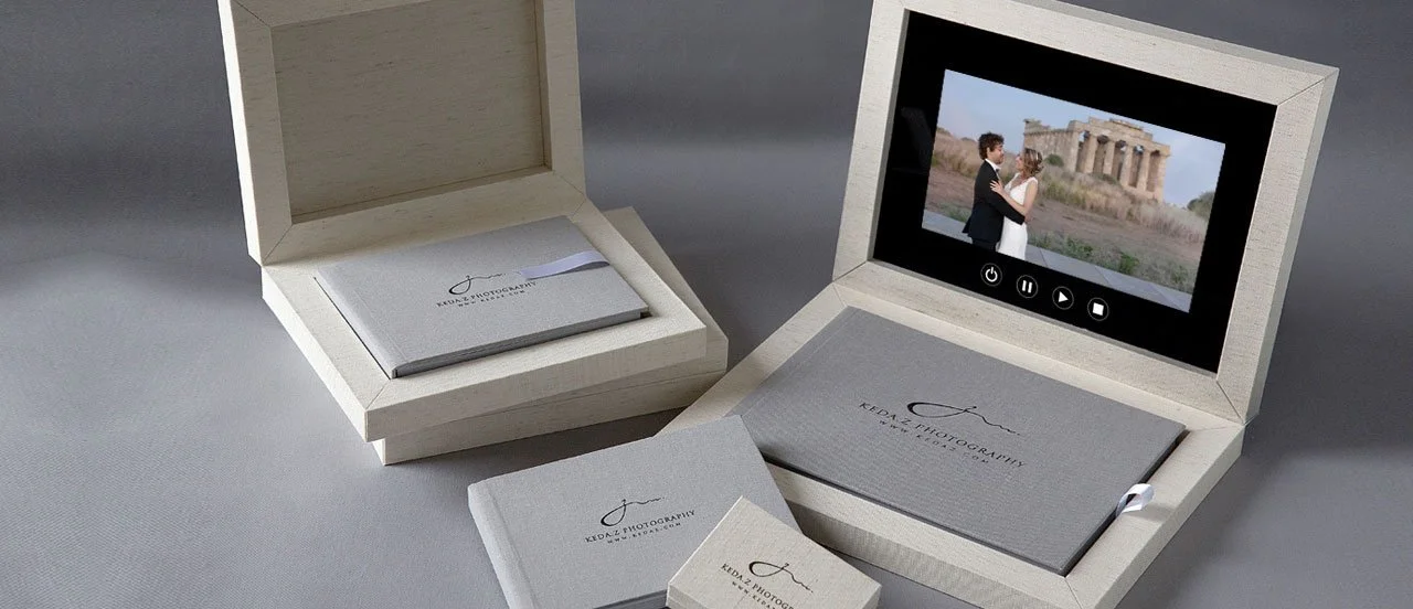 A display of a wedding photo streaming device and its packaging, with a wedding couple in front of ancient ruins on the screen.