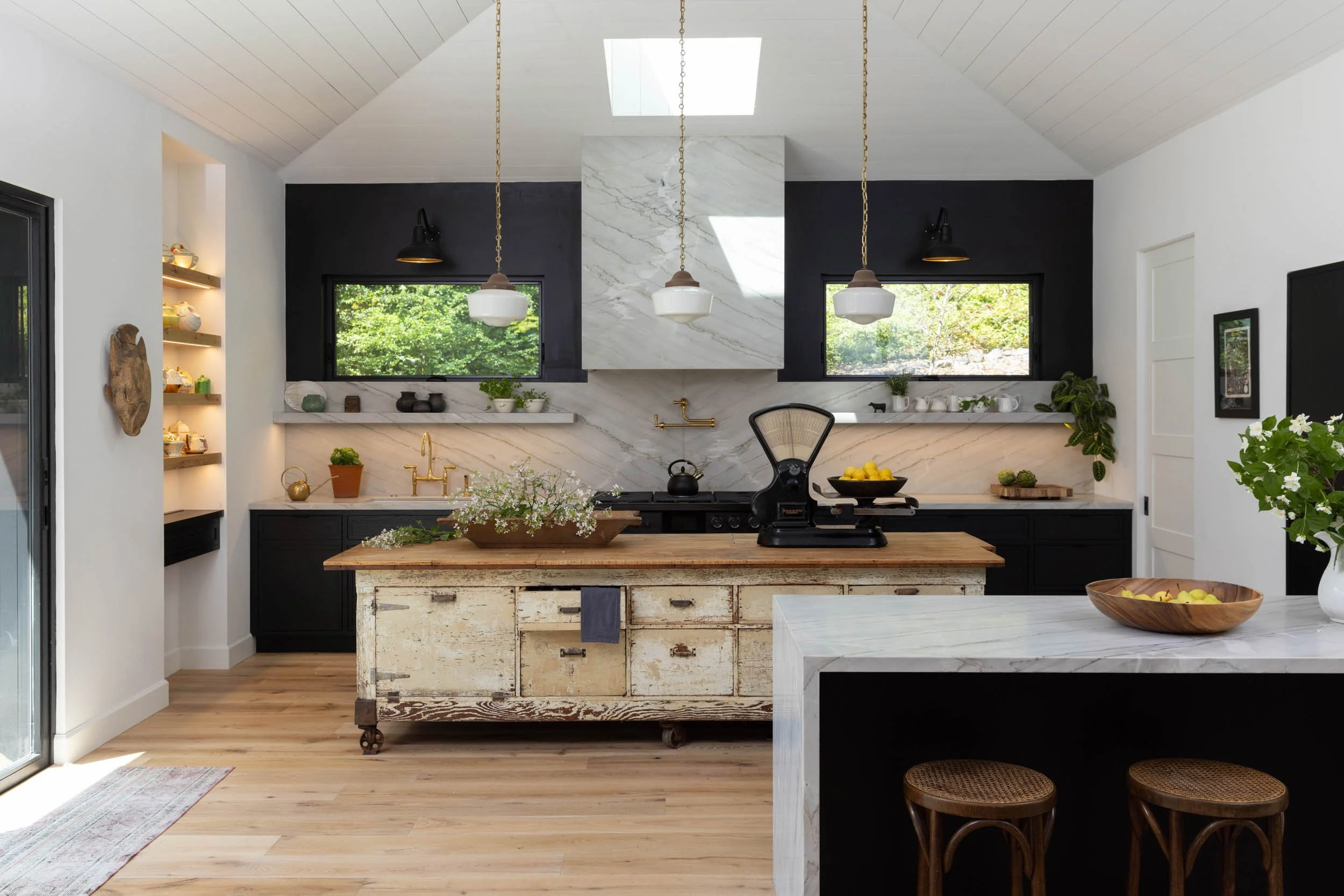 Black and White Kitchen Viewpoint Design.jpg