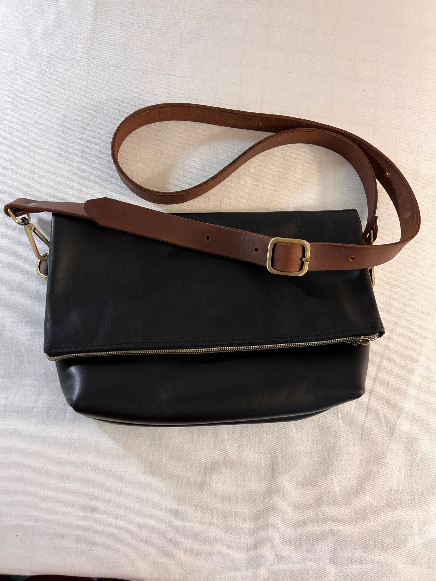 Black leather foldover crossbody — Eden display picture 1