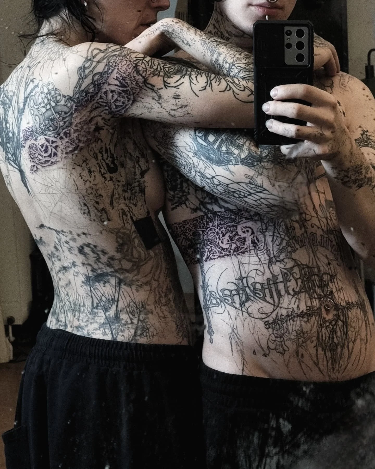 @cryerrr @erstechmich 
two halves of the same nordic door tattoo'd on each other