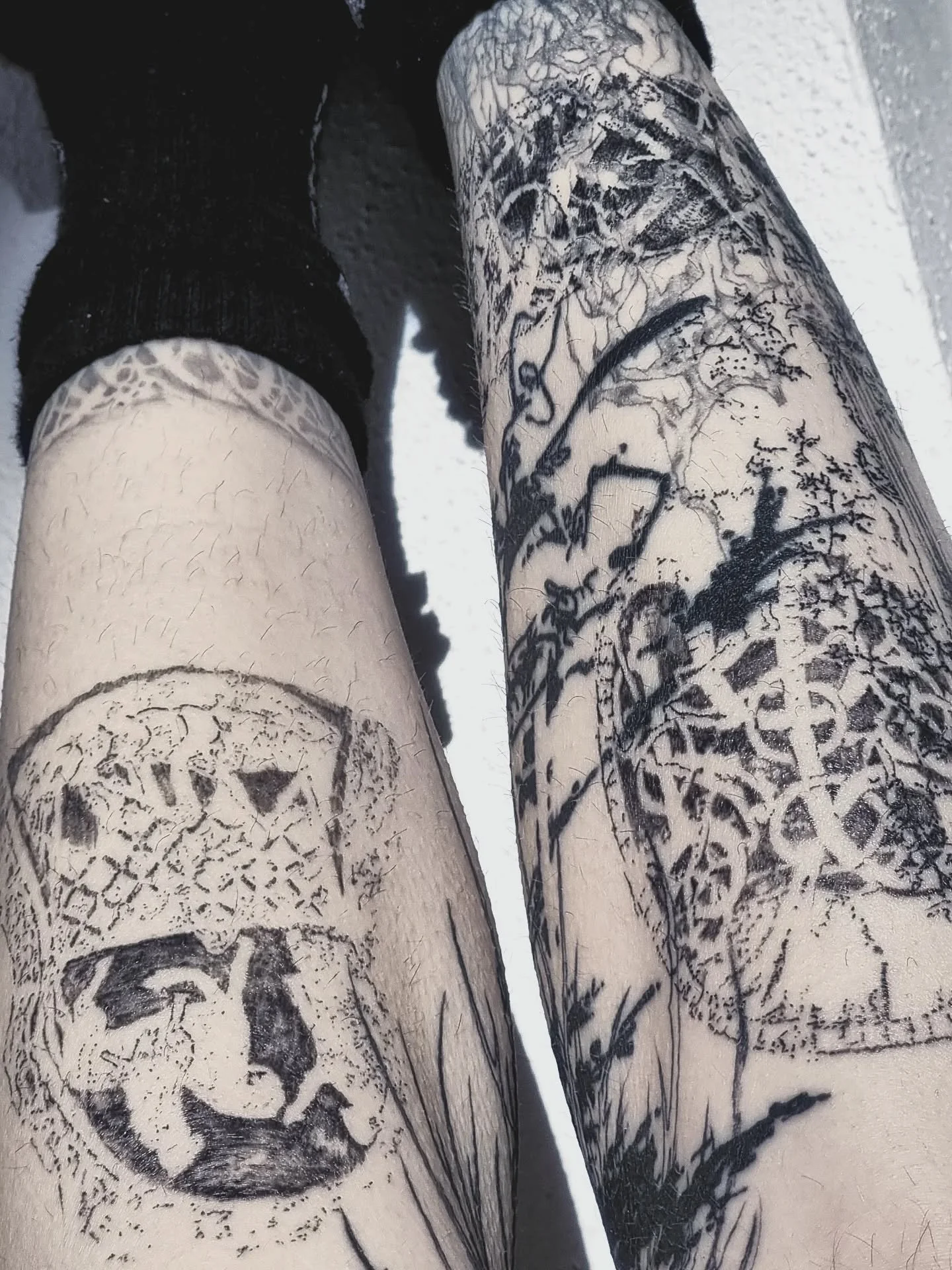 a &sup3;part gift for myself

mostly healed with black, almost black and two shades of grey wash
.
sorry the photos are upside down, it's hard to take photos of ur own legs and they look weird when i rotate them. also it's simply impossible for me to