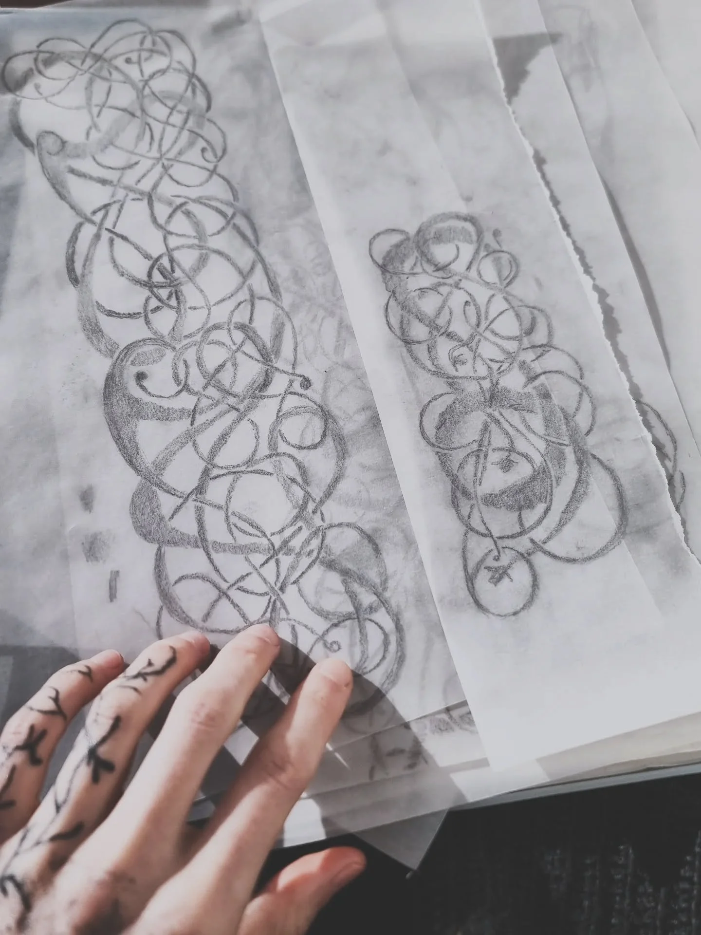 after years of obsession, crying in museums and listening to the whispers of my ancestors, iv finally figured out the seemingly random logic of nordic knotwork/interlace. or at least enough to be able to draw a few directly out of my brain.
feels lik