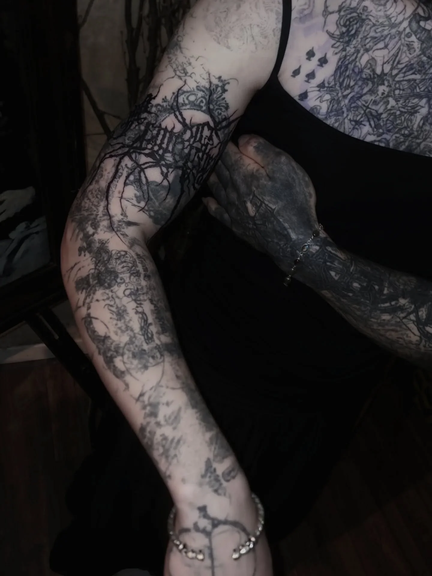 blast over for @eaves____
from a series of drawings i forgot to post
also pictured: healed super light grey wash artefact on her shoulder and healed hand