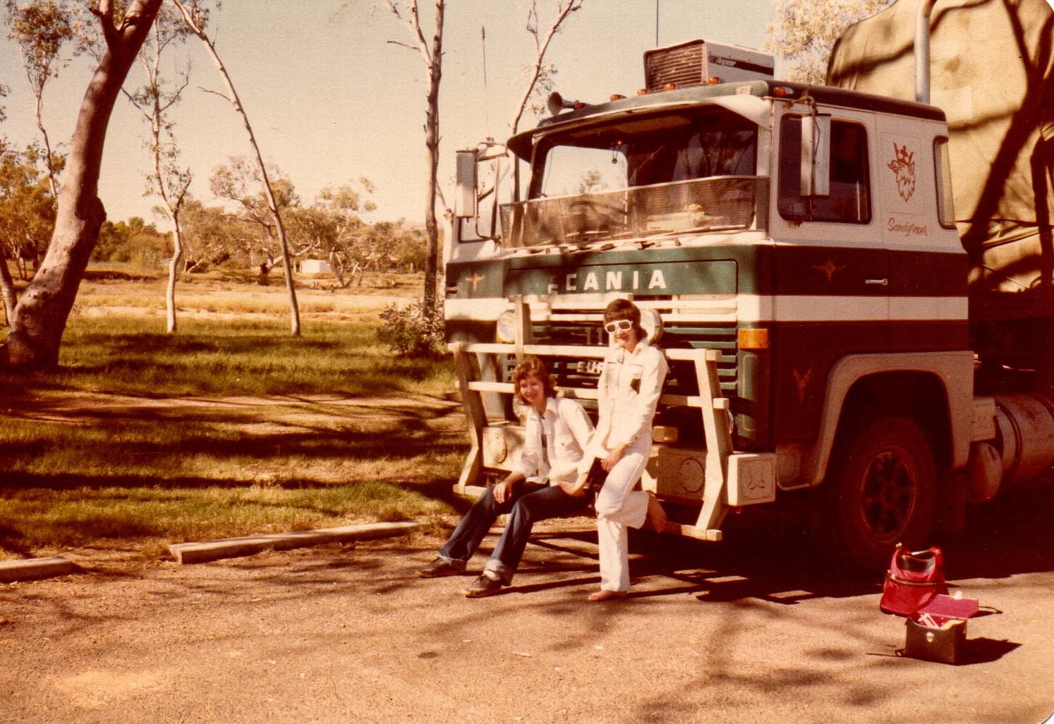 Jan & sister Angie, Todd River, Alice Springs 1977 - Neils Scania.jpg
